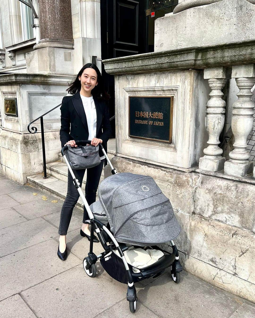 松原汐織のインスタグラム：「My daughter was over 80 days. We got her first passport at the embassy of Japan🇯🇵 Anyway, I could wear these jeans which I wore before pregnancy.  I’ve started enjoying ordinary fashion❤️❤️❤️  娘のパスポートを取得しに、日本大使館へ🇯🇵 オンライン申請が始まったのですが、本人確認が必要なので家族３人で向かいました。 日本に一時帰国できることになって、ホッと一安心🥰  13キロ増えた体重ですが、妊娠前に気に入っていた @the_newhouse のデニムが入るところまでは戻りました。もう入らないんじゃないかと絶望していたので、良かったです🥹 そして、一年ぶりにオシャレが楽しめる〜ということで、物欲カムバック！！！😂 手持ちの服をアップデートするぞ〜♡と気合い十分です🔥  ー #newbaby #baby #babygirl #newmom #lovemyfam  #embassyofjapan #japanese #mayfair  #bugaboo #bugaboouk #bugaboobee6  #london #thisislondon #londonlife #mum #mumofagirl  #出産 #海外出産 #女の子ママ  #海外子育て #イギリス子育て #ロンドン子育て  #日本大使館 #パスポート #ベビーカー #バガブー  #ロンドン #ロンドン生活 #ロンドン在住  #shioriinlondon2023 ー」