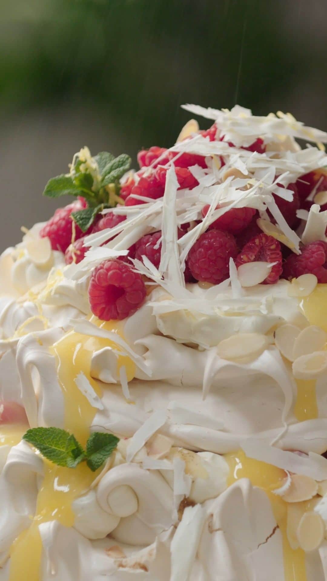 ジェイミー・オリヴァーのインスタグラム：「You asked for it so here it is....this is my pavlova ROYALE and it's a thing of beauty!! You can make this one your own, I've gone in with layers of meringue, sweet raspberries, pops of fresh mint, white chocolate and zingy lemon curd...fit for a King you could say. Something special for your #Coronation celebrations this weekend. Recipe link in my bio xx   #pavlova #coronationbiglunch」
