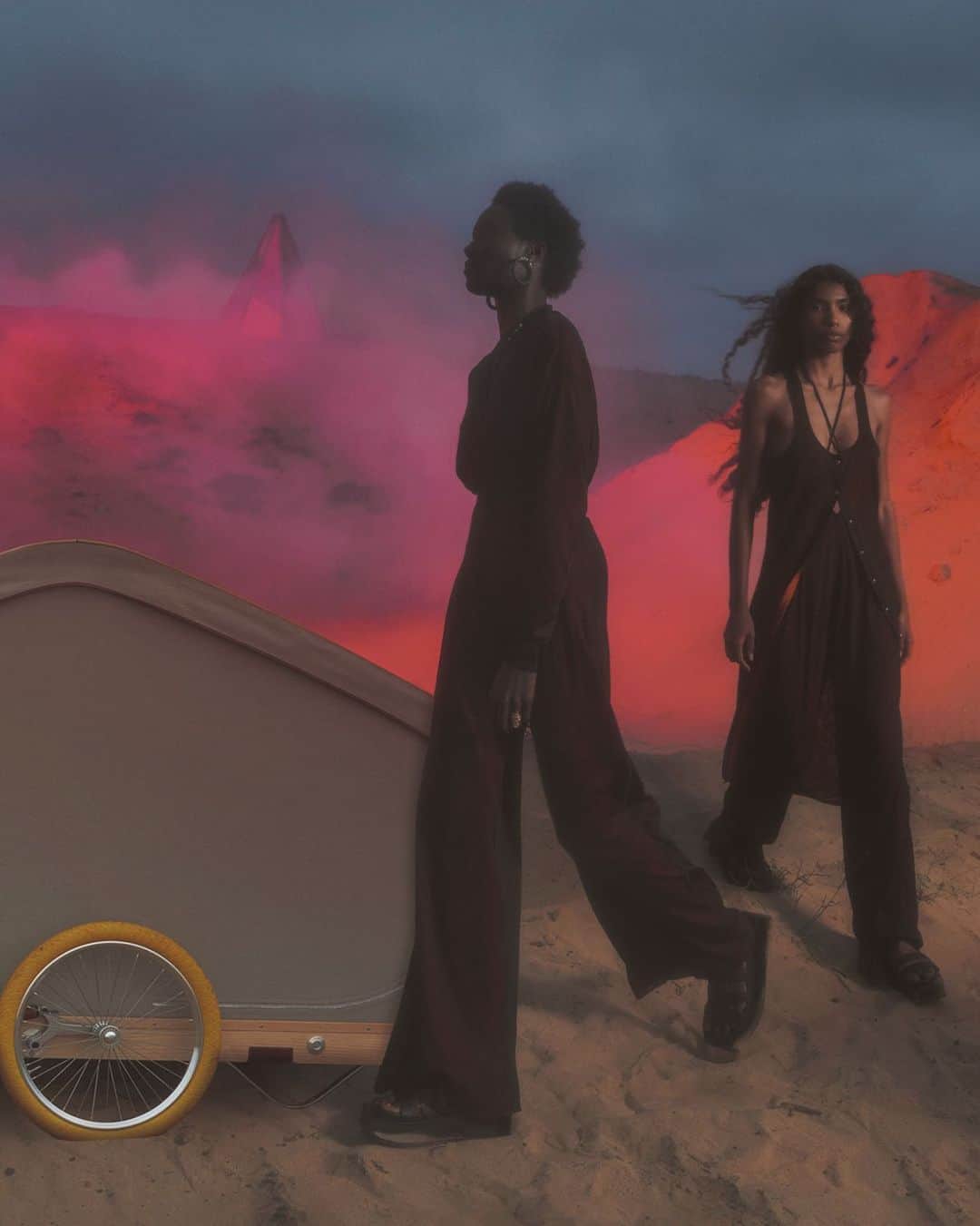 エルメスのインスタグラム：「Night moves. Le Monde d’Hermès Spring-Summer 2023 issue: Chapter I – In pursuit of the surfing horse.  Photograph by @kristinleemoolman Styling by @imruh  #AllNighter #LeMondeDHermes #Hermes」