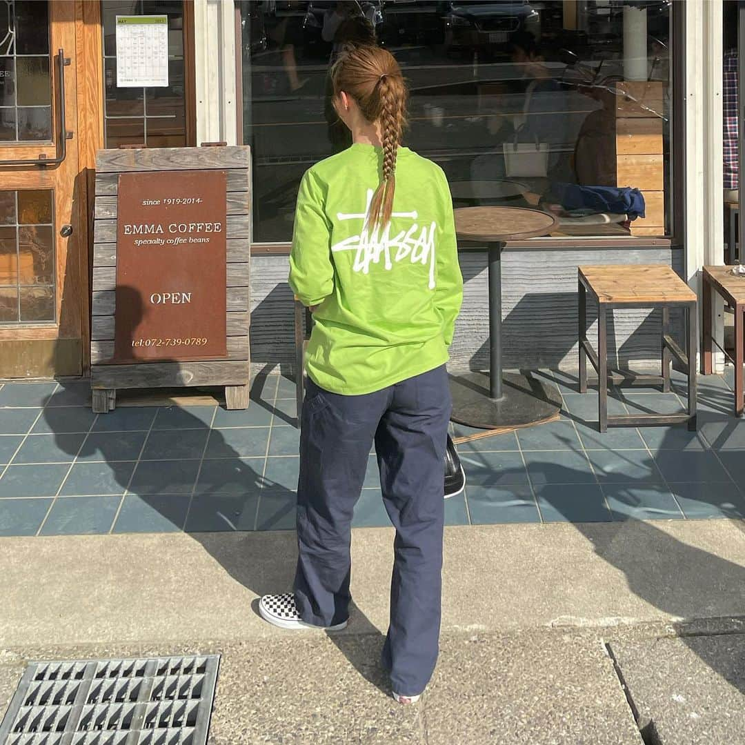 サキのインスタグラム：「後ろが可愛いよ @stussy 🦖💚156センチSサイズだよ🦖💚 #アイロンしたのに座ったり暴れたりしてたら結局くしゃくしゃ #暴れたり」