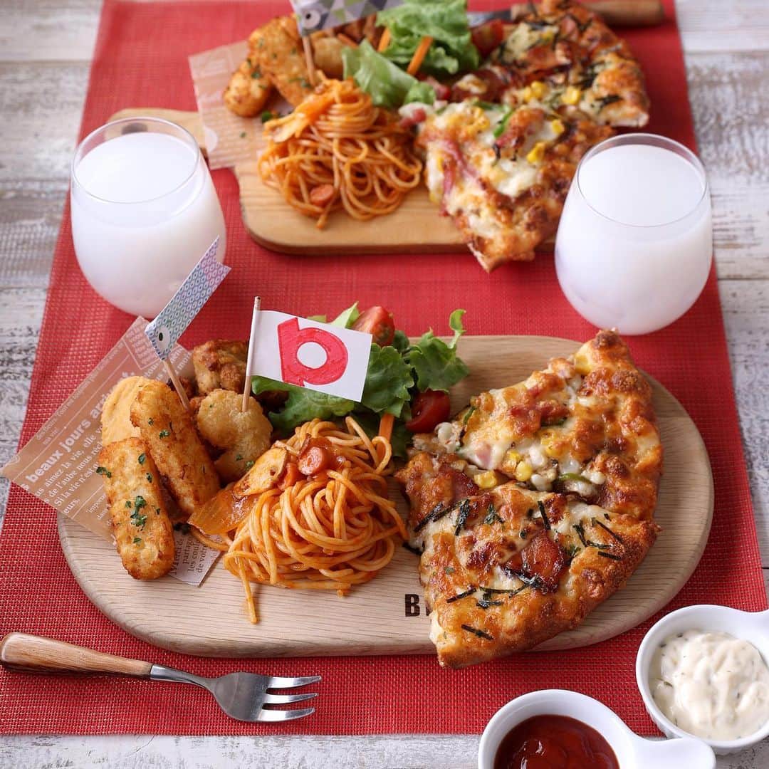ピザーラのインスタグラム：「【ピザーラが食べたくなったらコメント欄に🍕を書いてね！】  こんばんは！ 今日はこどもの日🎏✨  お子様にも人気なメニューを組み合わせて、お子様プレートをピザーラで表現してみました🎶  これ全部、ピザーラで頼めちゃいますよ😆✨ ぜひ試してみてくださいね🍕  🍕テリヤキチキン、カレーモントレー 🍝洋食屋のナポリタン ¥1,150 🥗フォーシーズンサラダ　¥560 🍟ローステッドポテト（9本入り）¥400  ------------- ピザーラ公式アカウントでは、PIZZA-LAのお得な最新情報をお届けしています🍕  皆さまもぜひピザーラを食べた際には #ピザーラ#ピザーラお届け のハッシュタグをつけて感想を教えてくださいね✨ お写真をご紹介しちゃうかも？😆 投稿、お待ちしています♪  #pizza_la #ピザ #ピザパーティー #ピザパ #ピザ好きな人と繋がりたい #宅配 #宅配ピザ #ピザランチ #テイクアウトグルメ #ゴールデンウィーク #こどもの日」
