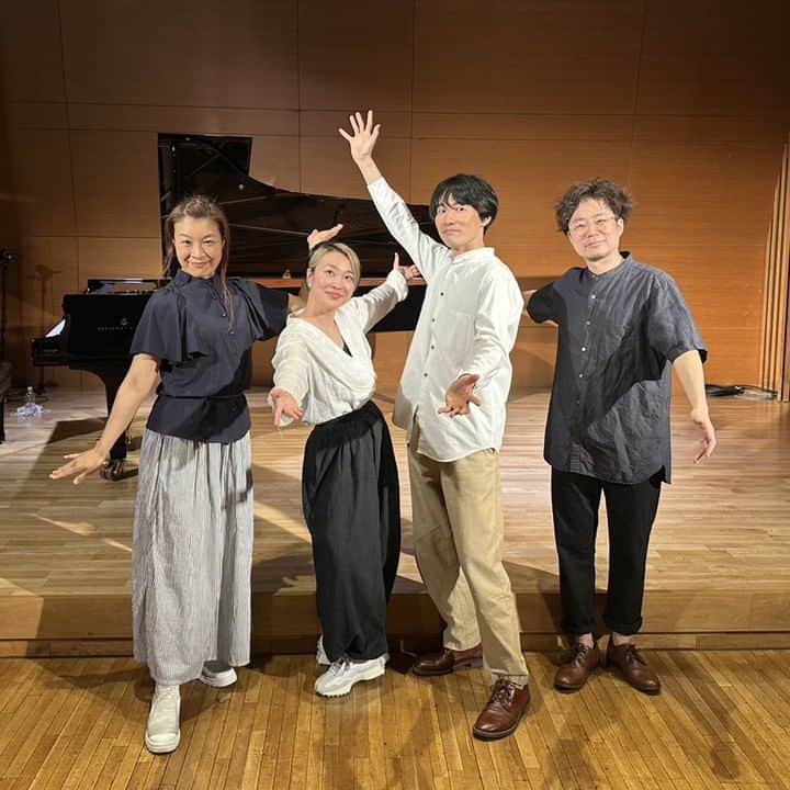 のインスタグラム：「5/3 横浜 山手ゲーテ座ホールにて。いやぁ本当に頭に描いた通り=自分の過去と未来を繋げたライブが実現できました。かつて南三陸町でライブをしたミュージシャン3人+ダンサーのいづみれいなさんと。  （いづみさん、たくさん良いこと書いてくれてるので、そちらの投稿もぜひチェックです。↓）  左から Viola 田中景子 Dance いづみれいな @leileinan  Vo.&Piano 青木慶則 Guitar 石本大介  Special thanks to  @iwasakimuseum_gaietytheater」