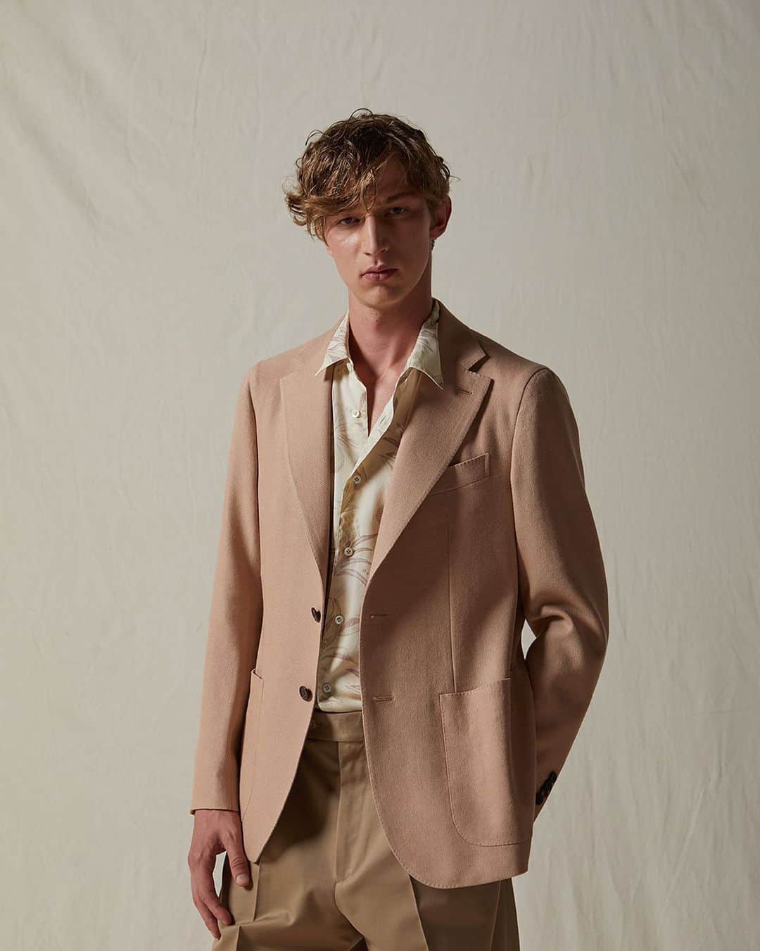 ラファエルカルーゾのインスタグラム：「Subtle floral accents peeking from the iconic Aida Jacket in dusty pink.  Explore our tencel shirts selection at carusomenswear.com. Link in bio.  #carusomenswear #ss23 #playfulelegance」