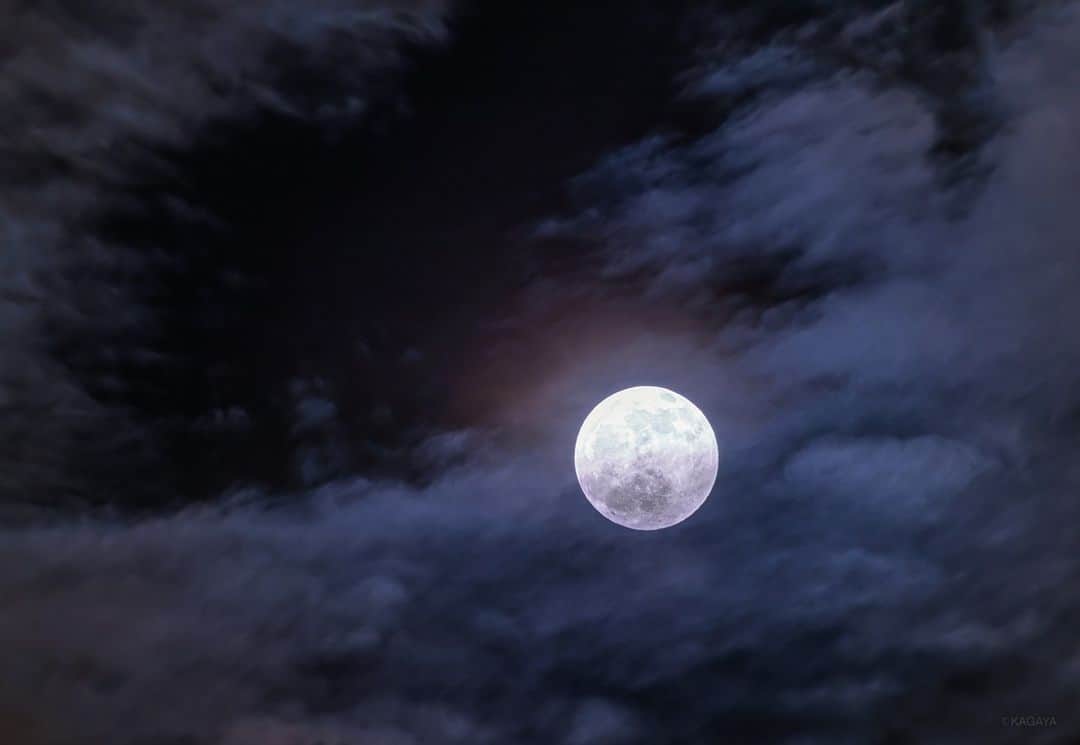 KAGAYAさんのインスタグラム写真 - (KAGAYAInstagram)「空をご覧ください。 南東に十六夜（いざよい）の満月が輝いています。（今撮影） ちょうど満月になるのは今夜遅く2時半ですが、そのころ月の上の部分がわずかに暗くなる半影月食がおこります。 今日もお疲れさまでした。  #moon #星空 #starphotography #sonyalpha #α7rv」5月5日 21時37分 - kagaya11949