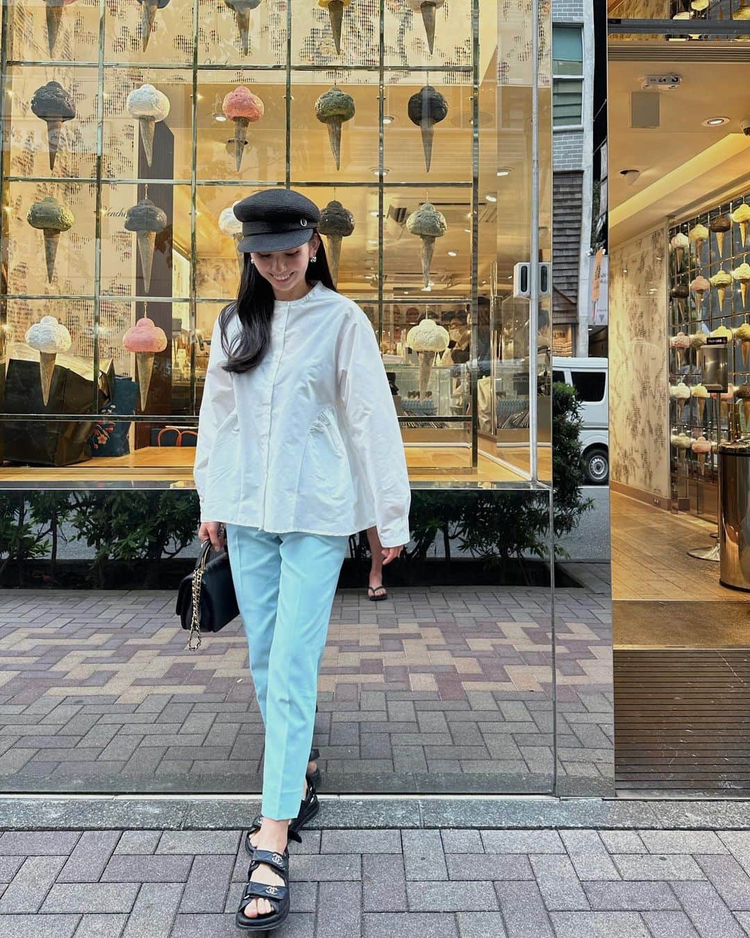 鈴木詩織のインスタグラム：「Venchiのアイスを食べようとしたら行列だったので断念🥲  代わりにフルーツどら焼きを買ってみたよん🍓薄皮だった✔︎ ノーマルのどら焼きで最近食べて美味しかったのがすずめさん♡ふわふわでぎっしりあんこ🤤  そんなスイーツ巡りdayのコーデは @re_gleam のブラウスに @superiorcloset_ined_official の美脚パンツ合わせ🤭  ブラウスはウエストがシェイプされていて、ふわんと広がる感じが可愛いのです🫶🏻✨ ブルーのパンツを合わせたらとっても爽やかになりました☁️  ⁡  ⁡  #shiorin_styling#regleam#superiorcloset#ined#リグリーム#イネド#スーペリアクローゼット」
