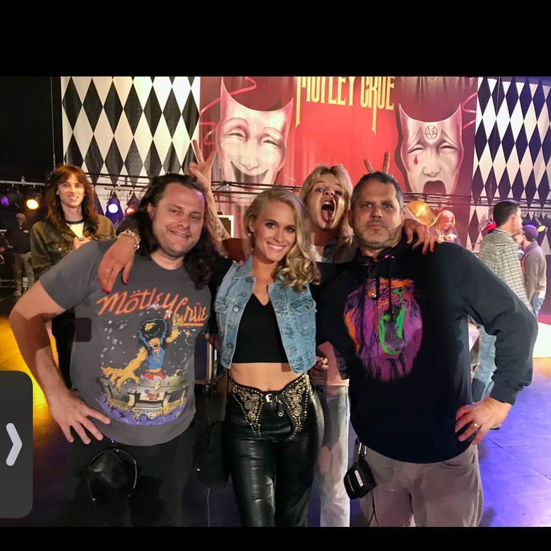 レヴェン・ランビンのインスタグラム：「A great one #bts of The Dirt @netflix #motleycrue 🎭」