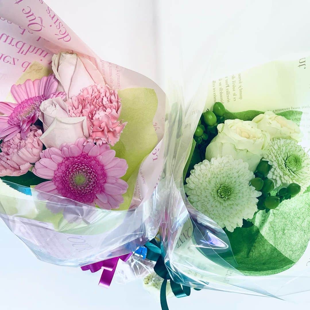 川満アンリのインスタグラム：「親友とのランチで、娘と私にお花のプレゼント💐サプライズ嬉しい😭❤️ かわいいお花、アンリがとう❤️会えて嬉しかったしパワーもらえました。」