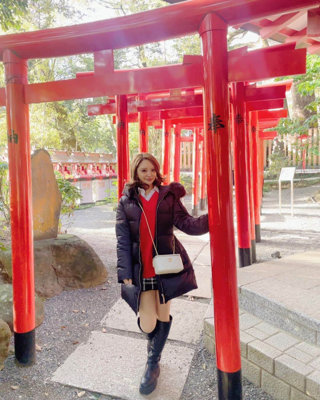 ゆいのインスタグラム：「. . ,  来宮神社⛩ パワースポットだいすき💛  . .  #熱海 #箱根 #伊豆 #熱海旅行 #冬コーデ #プラダ #ダウン #ショートカット #来宮神社 #パワースポット #神社 #丸顔 #chanel #prada #cartier #カラコン #美容 #ダイエット #筋トレ #ギャル #キャバ嬢の休日 #彼女とデートなうに使っていいよ #プチプラ #整形 #エステ #パーソナルジム #ケツトレ #atami #travel #osaka」