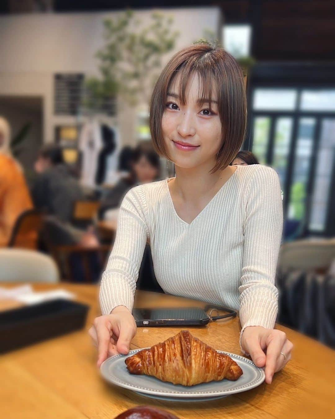 鈴木友梨耶さんのインスタグラム写真 - (鈴木友梨耶Instagram)「カフェ巡りがマイブームです☕️  @iki_espresso クロワッサンとラテが美味しかった🥐 実はこの後もう一個パン買って食べました🤤  ちなみにここはペットも可🐶 都内でペット可の素敵なカフェあったら教えて下さい♪  #cafe #latte #coffee #tokyo #lunch #chill #カフェ #カフェ巡り #カフェ好きな人と繋がりたい」5月5日 21時46分 - yuriyasuzuki_828