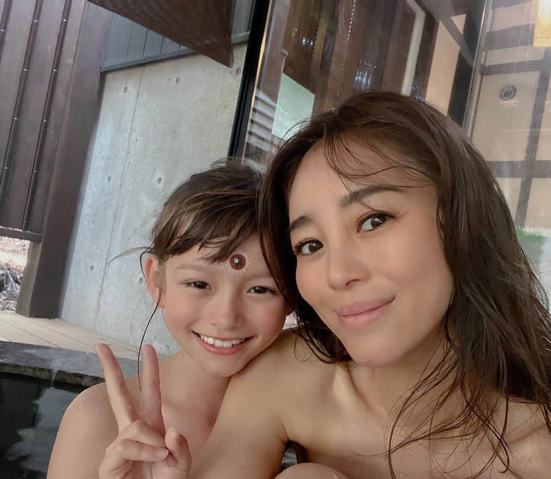 大桑マイミのインスタグラム：「5.5 こどもの日 沢山の笑顔をみたいといつも思ってる。君達の笑顔がわたしの幸せ。 今年のGW のはじまりは 娘と女子旅☝️♨️に行きました。　男チームはfarmingにいったので私達はしたい事だけを気ままにしよっ！って事で、娘の大好きなマカロンを食べ比べしてshopping にハマりそのまま🧳⛰ 電車で温泉地へいってゆっくり。次の日は温泉地を散歩して食事してお買い物して映画いって感動して泣いて〜と心豊かに過ごしました。時間も気にせず気ままに娘との時間を過ごせて楽しかった🤍」
