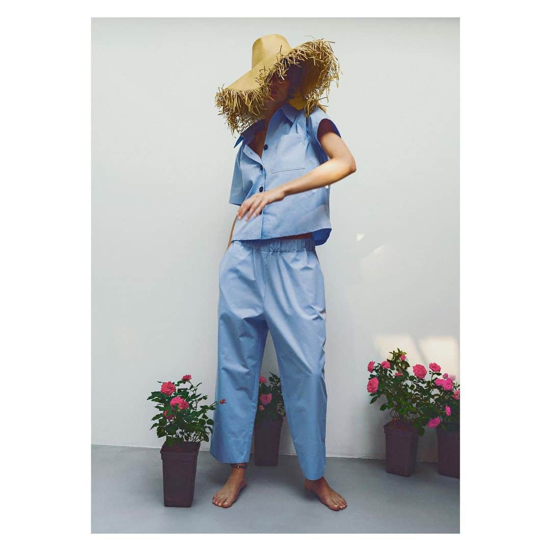 のインスタグラム：「That Summer Suit 💙  In Misty Blue Crispy Italian Cotton our relaxed summer suit for summer travel .   Also in stripes or for the evening in black satin / linnen .   Strawhat handmade by Yuki @demure_amsterdam in Japanese straw .   #SS23 #Rikastudios #summersuit #havannashirt#pepepants」