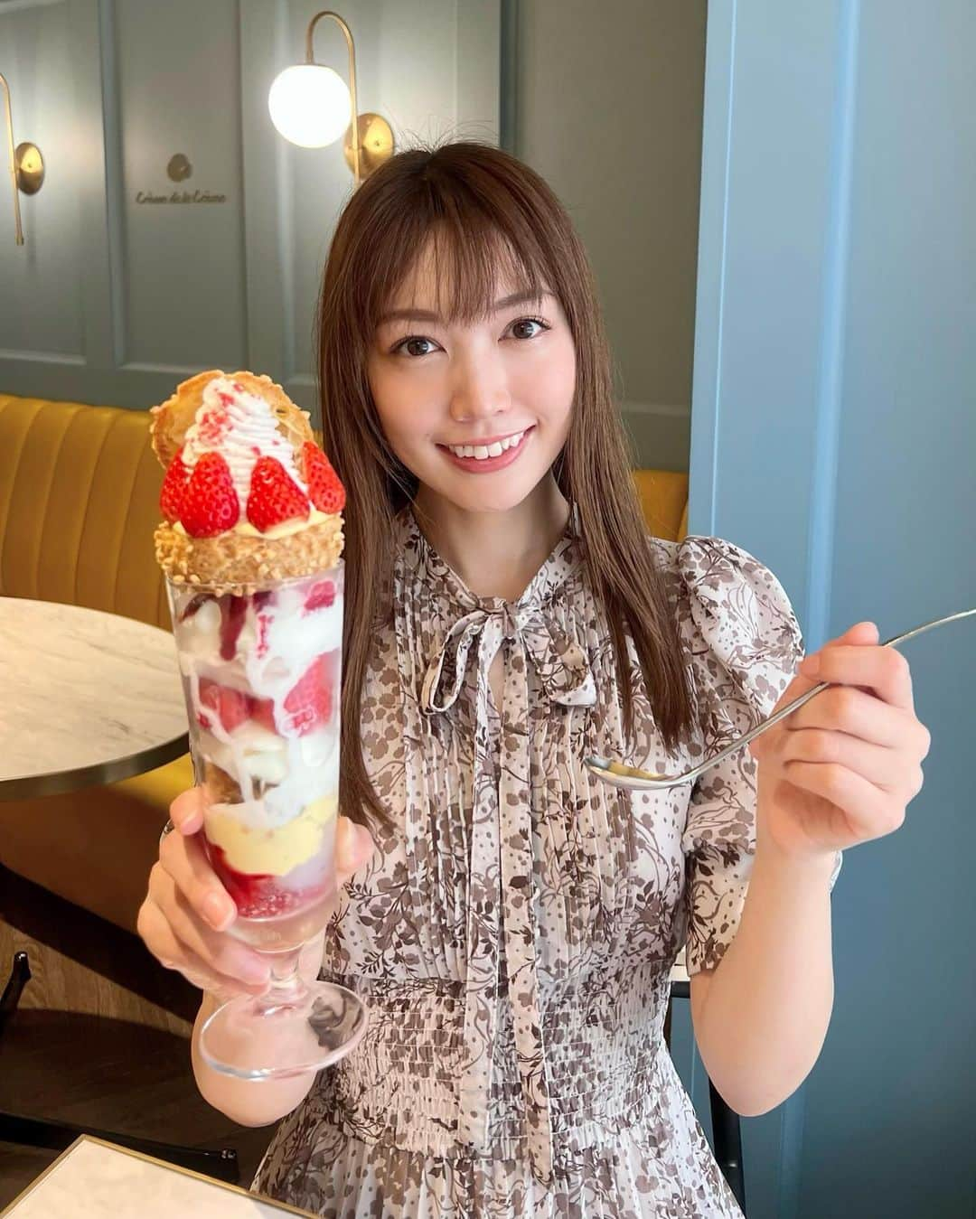 ののさんのインスタグラム写真 - (ののInstagram)「シュークリーム専門店♡ Crème de la Crème クレームデラクレーム  去年行って美味しかったからまたいつか行こうと思ってたの 苺の季節に行けて良かった🍓 やっぱりシュークリーム専門店だけあってパフェに入ってるシュークリームがとても美味しい…  #クレームデラクレーム#シュークリーム#シュークリーム専門店#京都カフェ#京都グルメ#京都スイーツ#京都パフェ#四条カフェ#烏丸カフェ#烏丸グルメ#烏丸御池カフェ#烏丸御池グルメ#パフェ#苺パフェ#苺#苺スイーツ#スナイデル#ワンピース#kyoto#snidel#kyotocafe」5月6日 7時00分 - nonoko0309