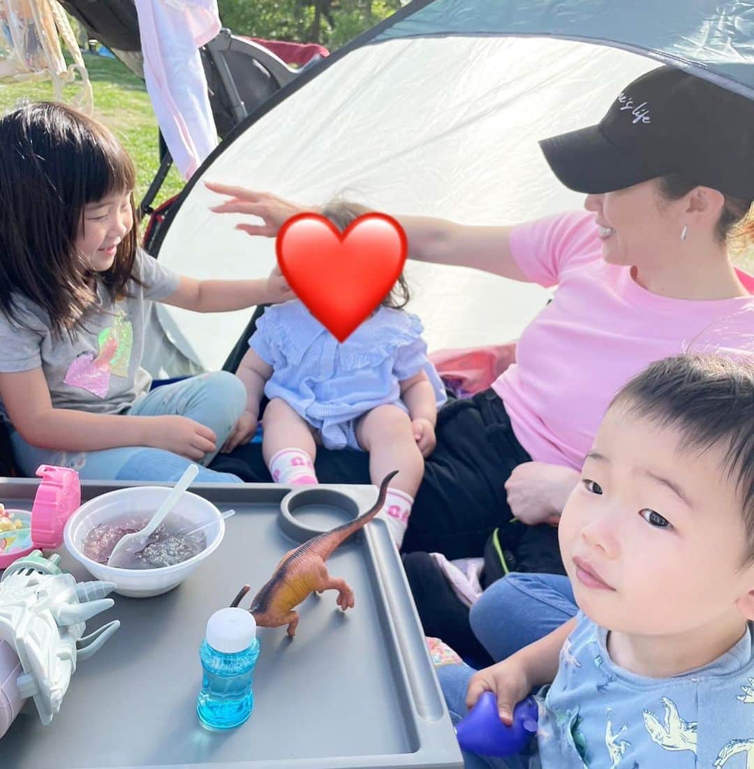 田中雅美さんのインスタグラム写真 - (田中雅美Instagram)「2023年5月5日 こどもの日🎏  ・ ・ 暑かったねー。 そんな暑い日でも、子供たちが室内で遊べて、涼しくなったら野原にテントを立てて気持ちよく過ごせる場所を教えてくれたお友達ご家族に感謝✨  ・ ・ 子供たちは思い切り遊びまくって大満足に過ごすことができました。  ・ ・ 可愛い赤ちゃんに癒されました❤️  ・ ・ #こどもの日 #gw #川口の公園だよ #遊びまくれた #子供たち大満足 #天気良過ぎ」5月5日 21時54分 - tanakamasami_official