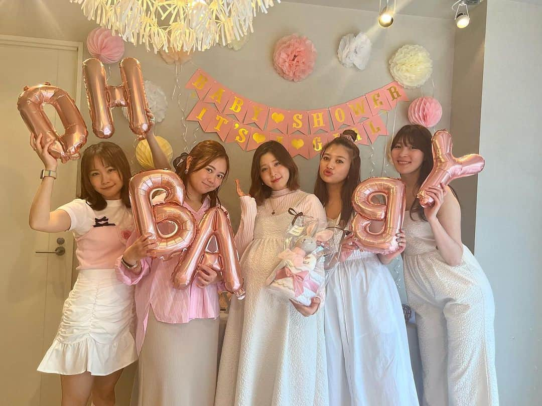 藤本有紀美のインスタグラム：「💓💗OH BABY👶🏻🤍🎀 メンバーはじめてのぱすぽベイビー👶🏻✈️🫶 あんちゃんのベビーシャワー楽しすぎた🥰  みおが飾り付けやケーキ用意してくれてかわいいベビーシャワーできたよ💓  あんながすごい幸せそうでゆっきぃたちも嬉しかったあ☺️✨  あんなベイビーたのしみ🍼🥺💜 安産🙌🙌🙌🙌🙌🙌🙌  #ベイビーシャワー #babyshower  #PASSPO #ぱすぽ魂」