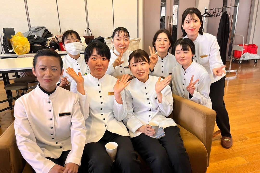 山人さんのインスタグラム写真 - (山人Instagram)「こんにちは🌟GWももう少しで終わってしまいますが、皆さまいかがお過ごしでしたか？ 山人もお陰様でたくさんのお客様にお会いできて、心温まる毎日を過ごしています😌 先月入社したばかりの新人スタッフもメキメキ力をつけてきていますので、初心者マーク🔰のスタッフを見かけたらぜひお話ししていただければと思います♪  遅ればせながら、先月の入社式の様子です✨お弁当もスイーツもすべて厨房スタッフのお手製です、、。なんて豪華なんでしょうか、、。」5月5日 21時56分 - yamado.official