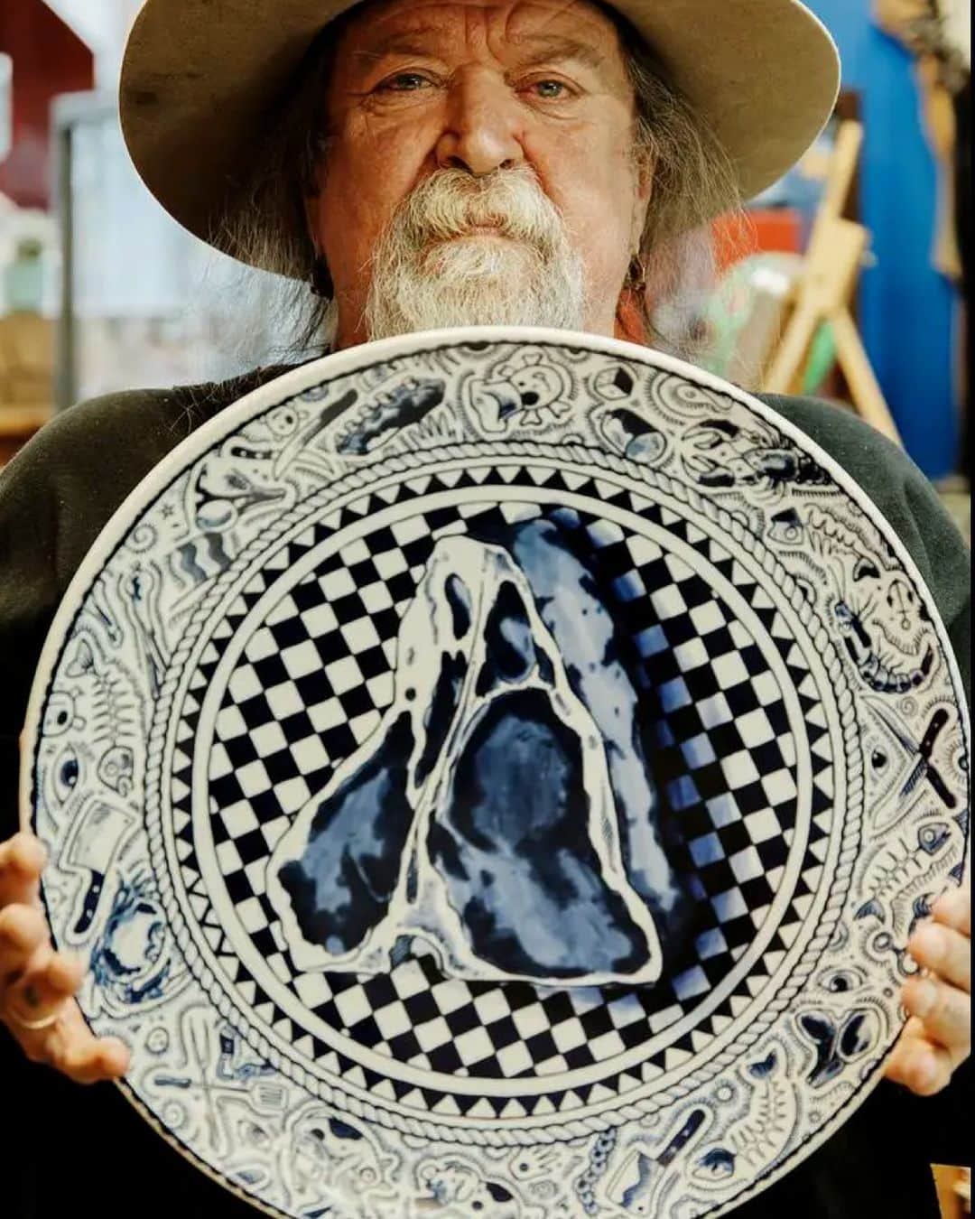 アムステルダム・タトゥー・ミュージアムのインスタグラム：「There is a few left.limeted edition#bastard#bastardoficial #meatplate#tbone#delftbleu#royaldelft#royaldelftmuseum #bbq#meatlovers#dekanibaal#deklos#slagerijschiffmacher」