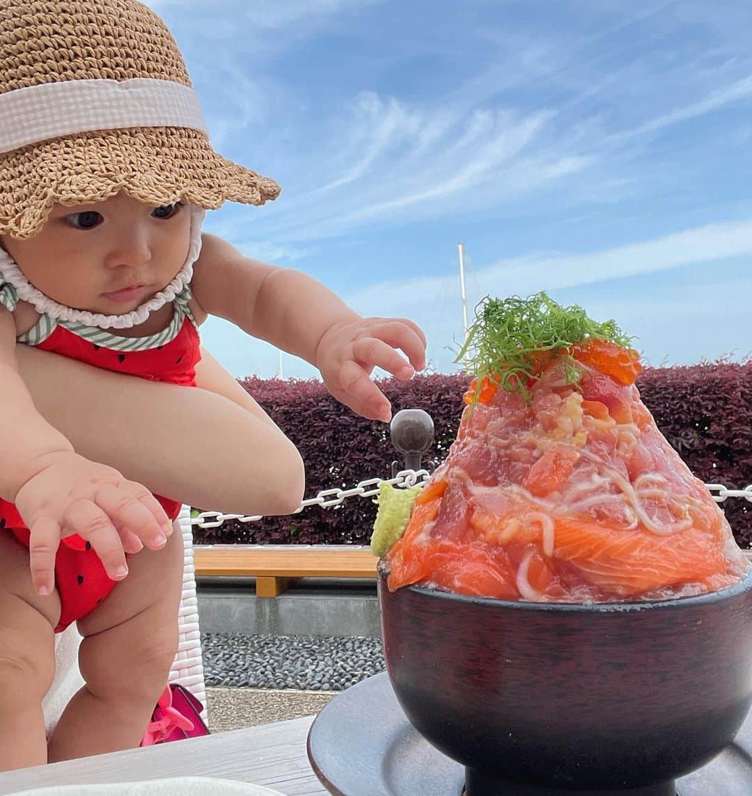 神田咲凛さんのインスタグラム写真 - (神田咲凛Instagram)「GWはスイカで始めました👶🏻🍉 まだ5月だからって油断してたら日差しが強すぎて 急いでベビー用の日焼け止めを買ってみた…もう夏！🌞笑 (おすすめあったら知りたい🤭)  最近食への興味が強い娘氏の写真だらけ🤳  . . . . . . . #赤ちゃんのいる生活 #赤ちゃんのいる暮らし #赤ちゃん連れ旅行 #赤ちゃんと犬#赤ちゃんとお出かけ #赤ちゃんと犬のいる生活 #赤ちゃんと旅行 #赤ちゃん服#赤ちゃんコーデ#ベビー服 #ベビーコーデ#ママコーデ #ママファッション #新米ママ#新米ママと繋がりたい #伊豆高原#ペット可ホテル #ペット可#犬と泊まれる宿 #momlife#babyoutfit#babyoutfits #babygirl#momlife#ベビーワンピ#7ヶ月ベビー」5月5日 22時00分 - t12345vxq