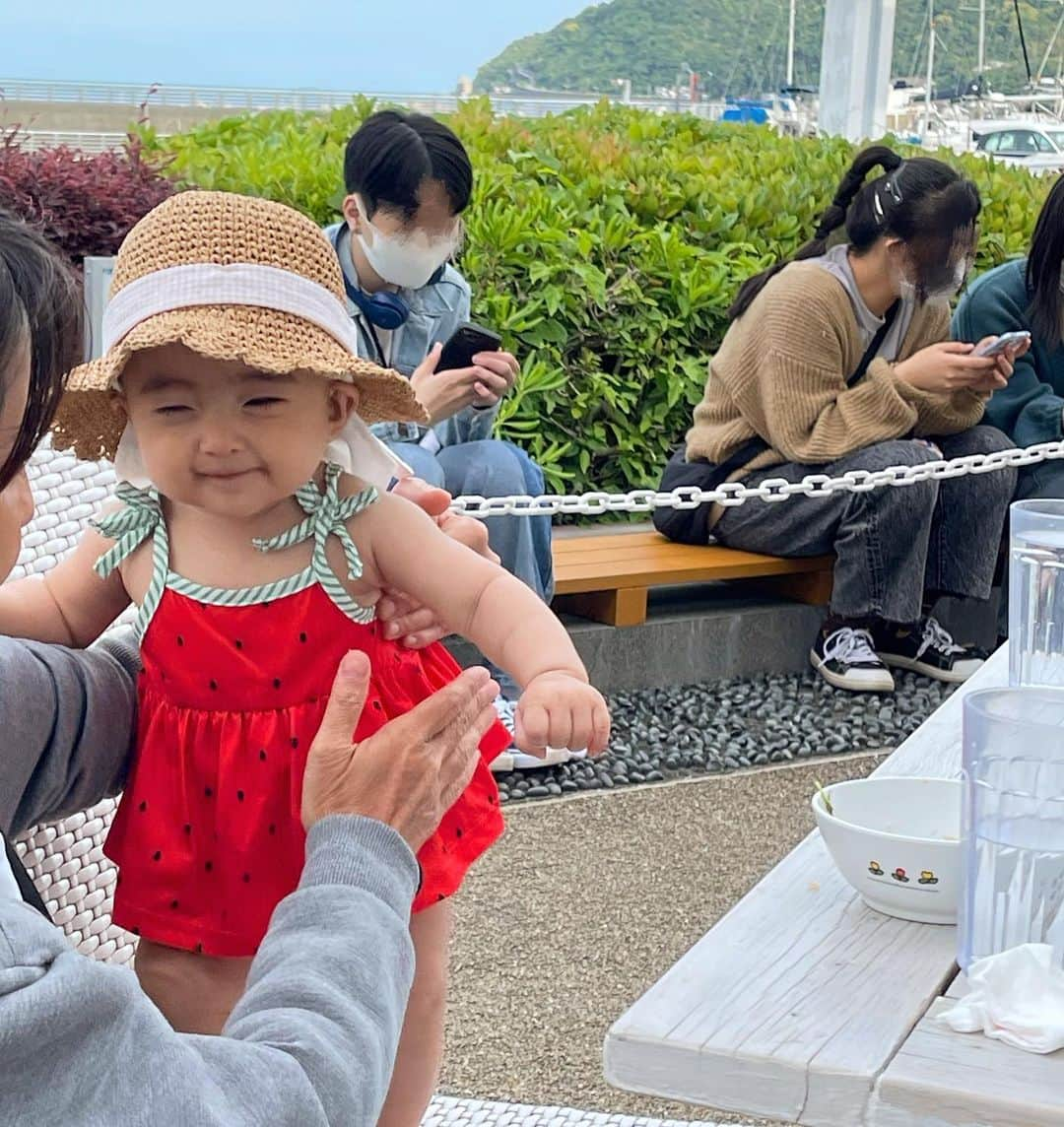 神田咲凛さんのインスタグラム写真 - (神田咲凛Instagram)「GWはスイカで始めました👶🏻🍉 まだ5月だからって油断してたら日差しが強すぎて 急いでベビー用の日焼け止めを買ってみた…もう夏！🌞笑 (おすすめあったら知りたい🤭)  最近食への興味が強い娘氏の写真だらけ🤳  . . . . . . . #赤ちゃんのいる生活 #赤ちゃんのいる暮らし #赤ちゃん連れ旅行 #赤ちゃんと犬#赤ちゃんとお出かけ #赤ちゃんと犬のいる生活 #赤ちゃんと旅行 #赤ちゃん服#赤ちゃんコーデ#ベビー服 #ベビーコーデ#ママコーデ #ママファッション #新米ママ#新米ママと繋がりたい #伊豆高原#ペット可ホテル #ペット可#犬と泊まれる宿 #momlife#babyoutfit#babyoutfits #babygirl#momlife#ベビーワンピ#7ヶ月ベビー」5月5日 22時00分 - t12345vxq