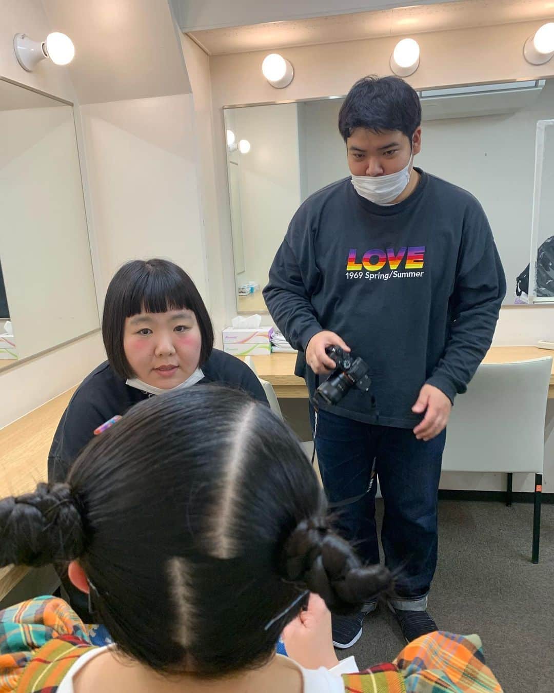 吉本新喜劇のインスタグラム：「【写真展】  「吉本新喜劇で、推し事始めませんか❤️？ by酒井藍 feat.おやどまり」 残り2日間となりました！🤩  5/6,5/7 13:00〜18:00まで LAUGH&PEACE ART GALLERY にて写真展行っております📸  明日6日(土)は13:00〜 酒井藍さん、おやどまりさんも ギャラリーにいるので是非 来てください🎊！入場料無料！ ※ご本人がいない時間帯もあります※  写真集も数量限定で発売します👍🏻  お待ちしております🥰  #吉本新喜劇  #酒井藍  #おやどまり  #写真展」