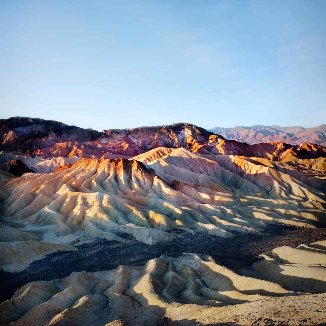 Discoveryさんのインスタグラム写真 - (DiscoveryInstagram)「Image by Jo Son  Welcome to Death Valley.  Located in California, it's known for being one of the hottest and driest places on Earth, and holds the hottest temperature ever recorded: 134 degrees Fahrenheit (56.7 degrees Celsius). 🌡   #NaturesExtremes」5月5日 22時01分 - discovery