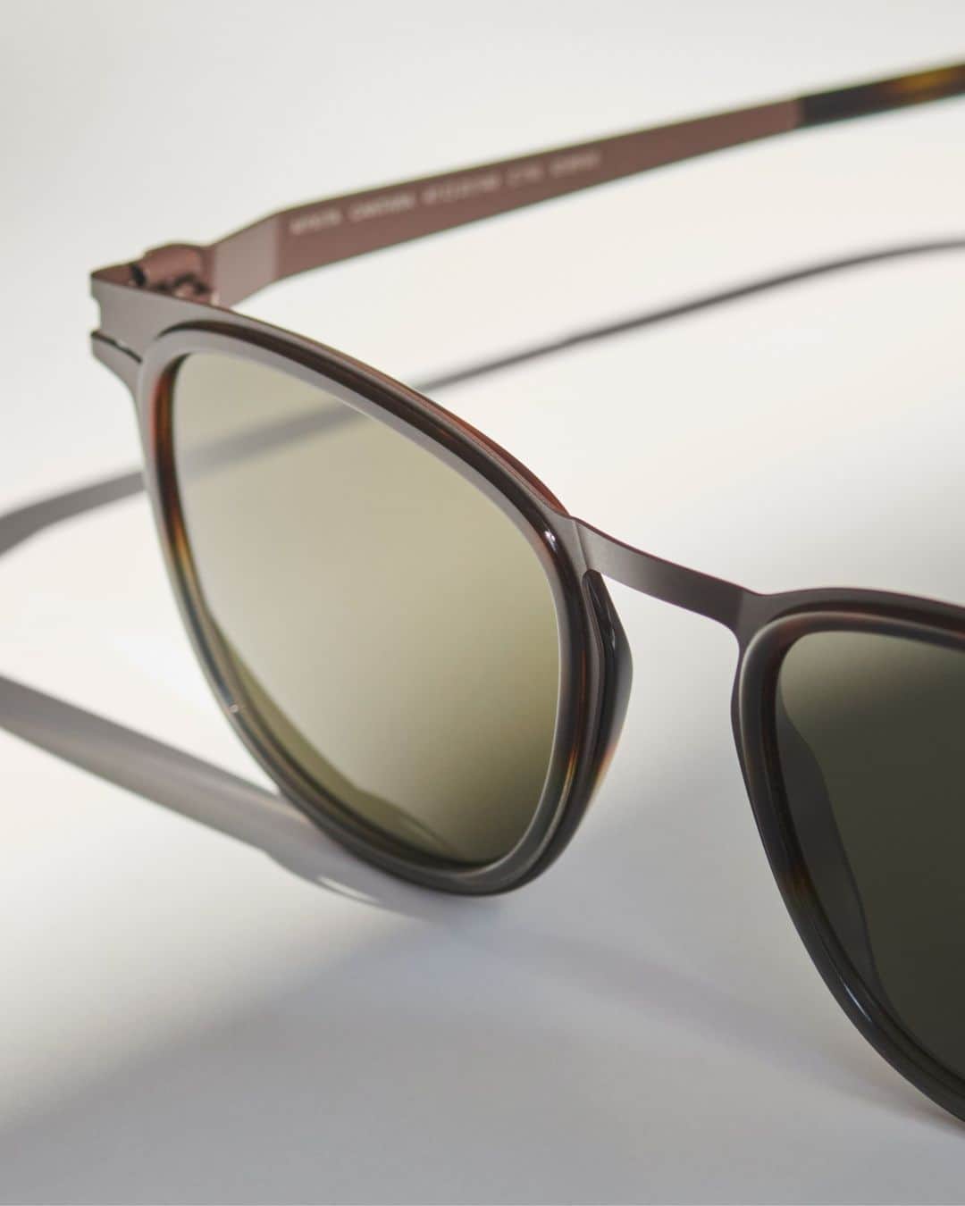 MYKITAのインスタグラム：「Modern construction with classic appeal – CANTARA in Dark Brown/Santiago Gradient and Raw Green Solid lenses」