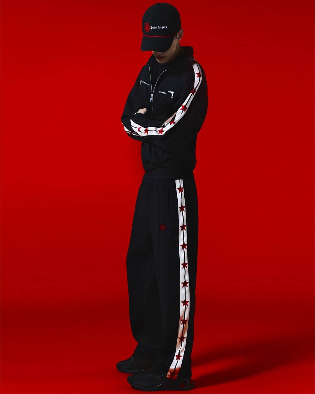 パーム・エンジェルスのインスタグラム：「Sharpness of lines pushed to the quickest acceleration to overcome all track standards.  Now Available Palm Angels Racing and Palm Angels x MoneyGram Haas F1 Team Collections at palmangels.com   @haasf1team」