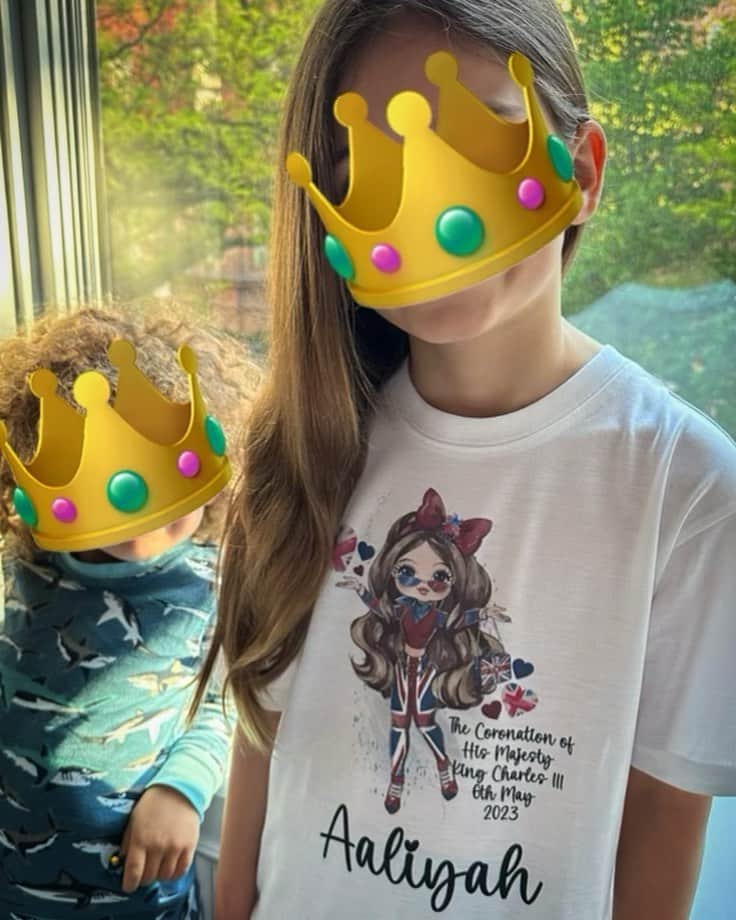 キャサリン・ジェンキンスのインスタグラム：「Coronation fever starting early in our house! Thanks @chantalkjl for the cutest shirt 👑 #Coronation #King #KingCharles」