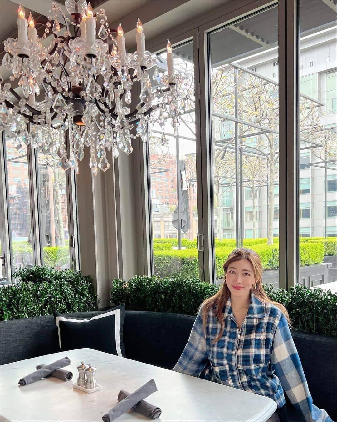 滝沢結貴のインスタグラム：「📍 RH Rooftop Restaurant New York 💚 NYで最も好きな季節が近づいてきました🌞  IG LIVEでこの写真の文字無しをリクエストを頂いたので、ここに残すね？😊✨(何に使うの？笑  #newyork #ニューヨーク生活 #アメリカ生活 #海外生活 #ニューヨーク旅行 #rhrooftoprestaurant」