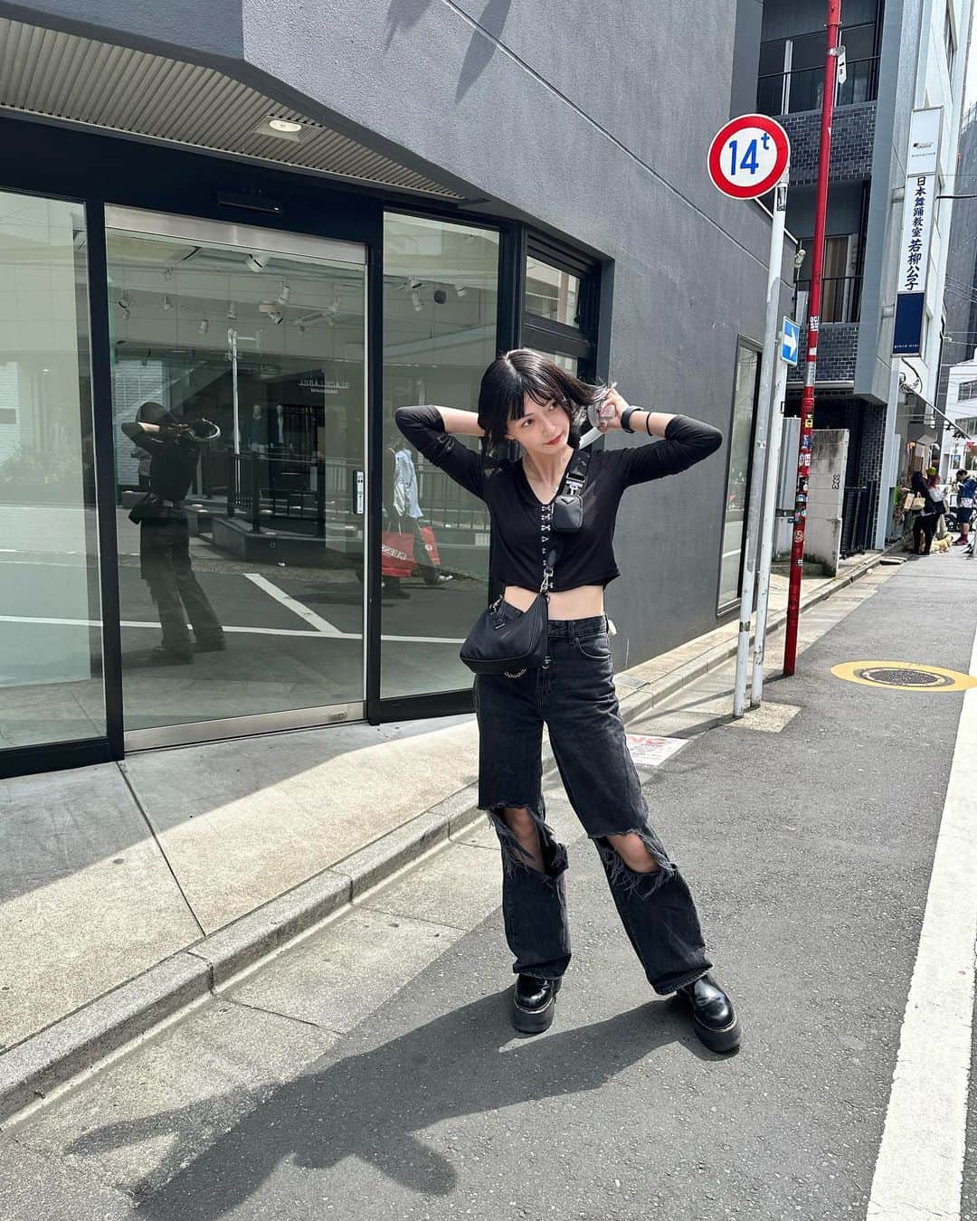 中澤瞳さんのインスタグラム写真 - (中澤瞳Instagram)「どんどん穴が広がっていく🕳️  #ootd #fashion」5月5日 22時15分 - hitomi.nakazawa