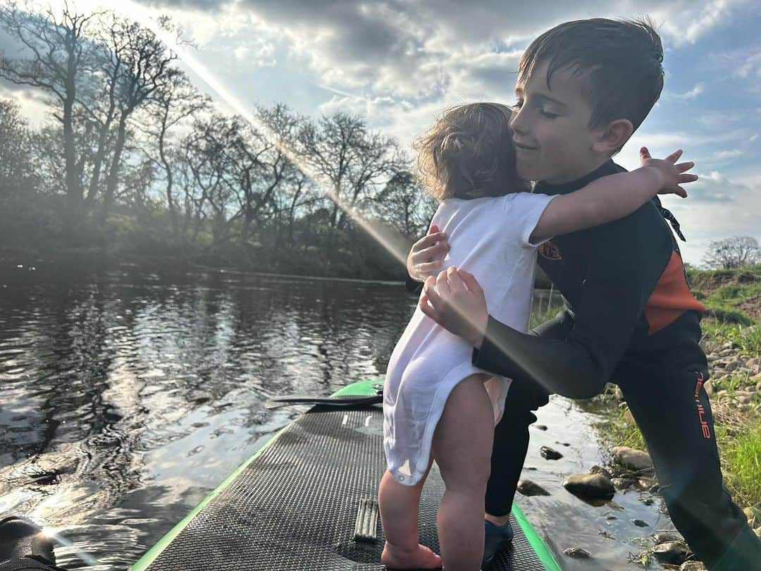 ヘレン・スケルトンさんのインスタグラム写真 - (ヘレン・スケルトンInstagram)「Always conscious of doing the things they love. Always buzzing when they want to do the things I love. #summer #outdoors #paddle #freshwater #river #summernights」5月5日 22時15分 - helenskelton