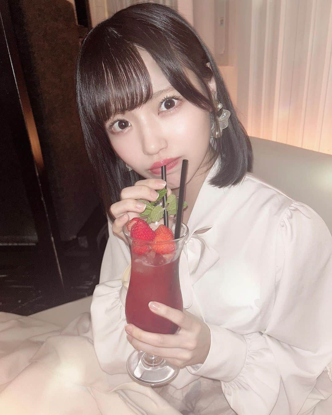 岩田陽菜のインスタグラム：「ストローまさかの2本でびっくりした…🍓🍓 いちごさいこう_(:*｣∠)_🍓」