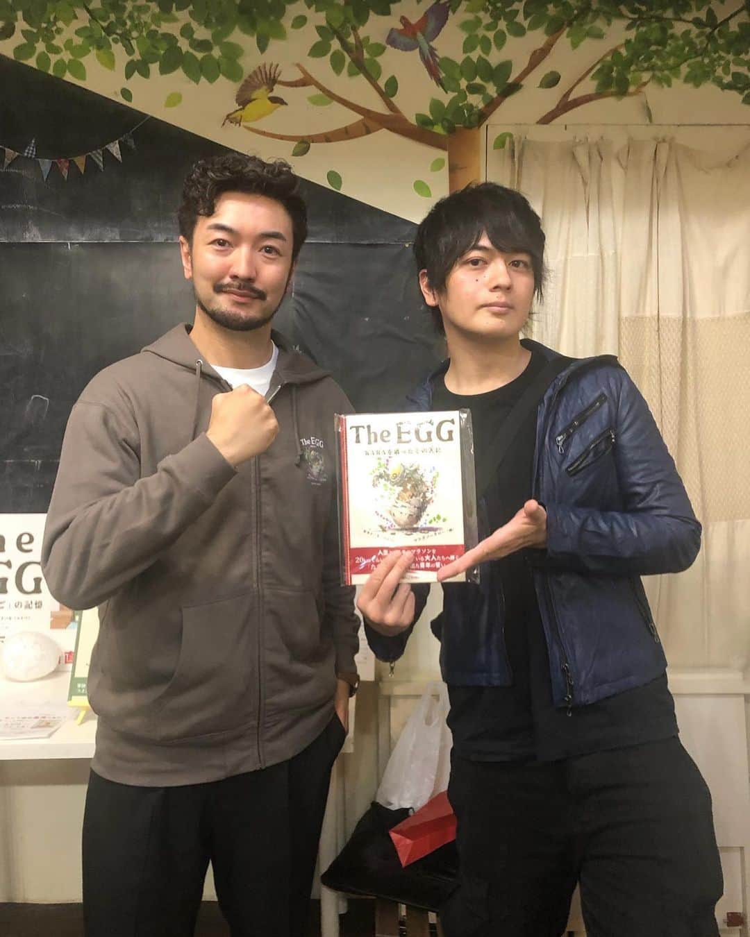 聡太郎のインスタグラム：「『The EGG展 season2』 四谷での初日、無事終了しました。  ご来場いただきました皆様、誠にありがとうございました！！ ハッピーな時間でございました！  そしてイベントにサプライズで颯爽と現れたこの男。  ヤスくん、来てくれて嬉しかった！！ おみやげもありがとう！！  #art #exhibition #yotsuya #tokyo #EGG展   #ゴーオンレッド #ゲキチョッパー #ゴーオンジャー #ゲキレンジャー #goonger #gekiranger  #古原靖久  #sotaro #聡太郎 #ヤスダソータロー」