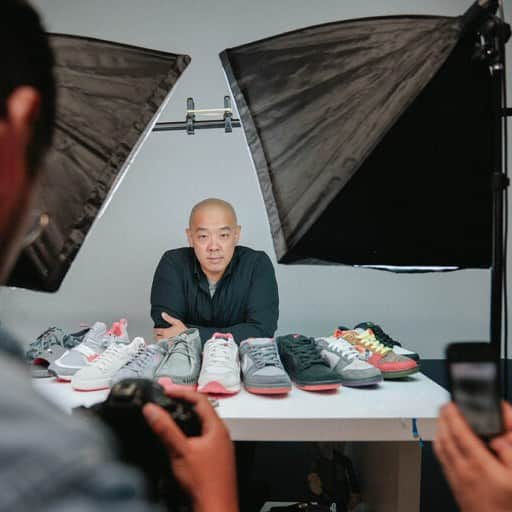 Design Milkさんのインスタグラム写真 - (Design MilkInstagram)「🚨 It's Friday, and you know what that means! Today, we have @jeffstaple, founder of @reedartdepartment (or RAD, formerly known as Staple Design), joining us for #FridayFive! This creative visionary has created work that encompasses graphics, fashion, + footwear design, as well as brand marketing, and worked on countless projects for clients that range from startup brands to Fortune 100 companies. 🙌🏼  Come get to know him and some of his current favorites, which include yummy snacks from @irvins.usa, comfy yet cool footwear from @merrell, + more!  Check our link in bio. 🔗  #fashion #footweardesign #streetstyle #footwear #brandmarketing #jeffstaple #stapleverse #creativeagency #skillshare」5月5日 22時12分 - designmilk