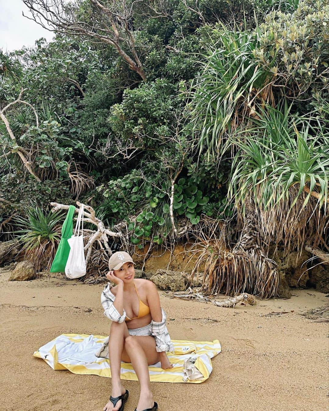 平野杏梨のインスタグラム：「ジャングル系ビーチ見つけたときの🤫🏝️💛  #okinawa #okinawatrip #onnason」