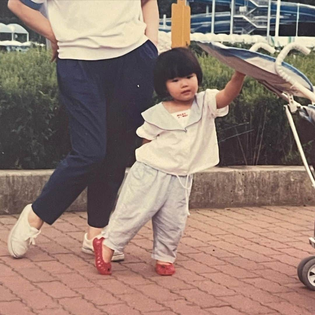 大貫亜美さんのインスタグラム写真 - (大貫亜美Instagram)「こどもの日🎏は子供の時の写真を載せるのがインスタグラマーってことやな！後ろのママンと同じポーズのあーし！ #puffy #puffyamiyumi #由美じゃないほう #デビュー前 #この写真 #娘とそっくりすぎて #娘にこれどっちか聞いたよね #まぁ写真の質感と #着てる服でわかるって話 #プリント絹目だし #ずっとダボパン」5月5日 22時14分 - ami_onuki