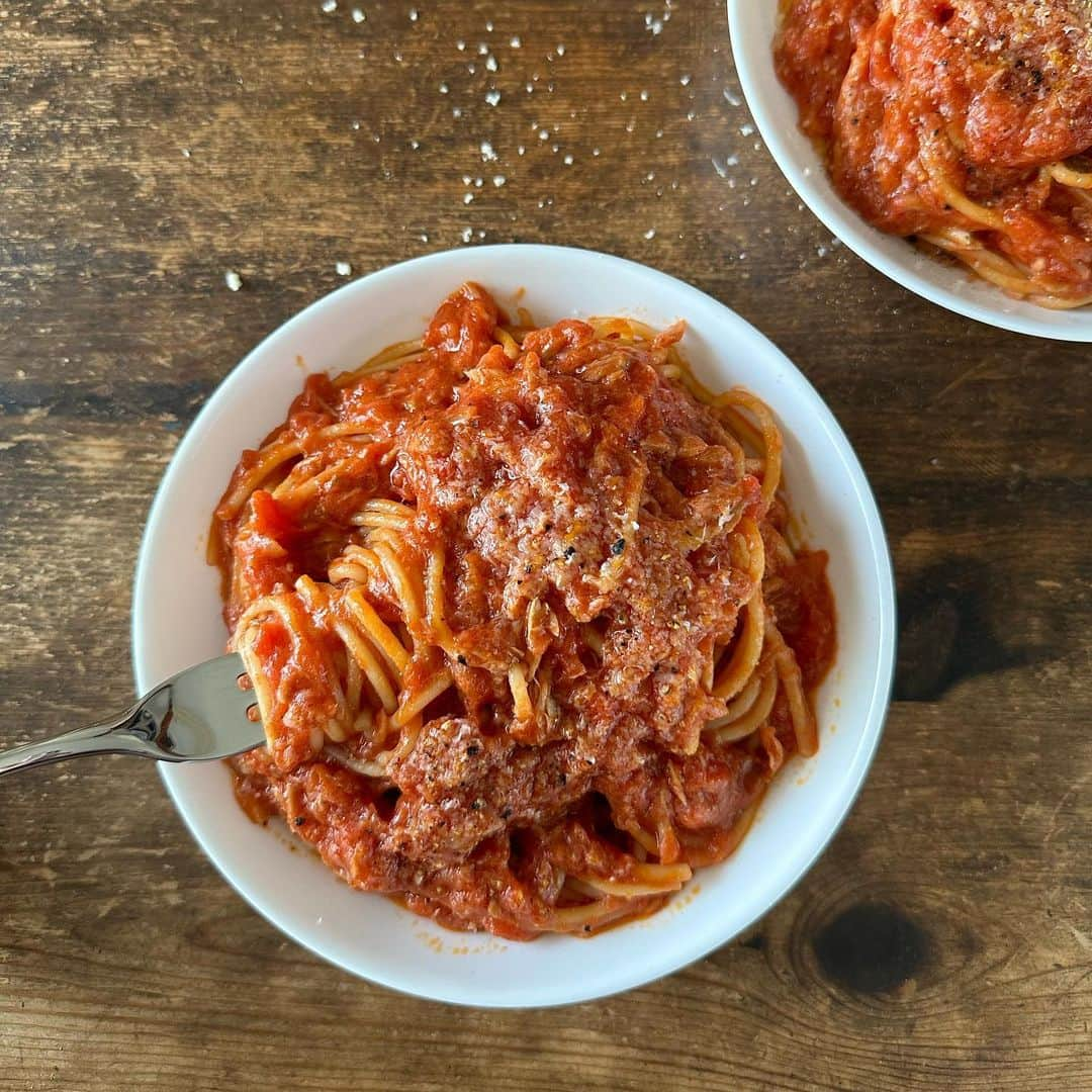 Tesshiさんのインスタグラム写真 - (TesshiInstagram)「お鍋ひとつでツナトマトスパゲッティ One pot spaghetti with tuna and tomato sauce #yummy #homemade #healthy #pasta #spaghetti #onepotmeal #parmigianoreggiano #おいしい #パスタ #スパゲッティ #トマト缶 #ツナ缶 #ワンパンレシピ #パルミジャーノレッジャーノ #マカロニメイト #フーディーテーブル #手作り  2人分→オリーブオイル大2、にんにく1かけ、赤唐辛子1本、玉ねぎ1/4個、ツナ缶油ごと1缶70g、ワインor酒大2〜、トマト缶1缶400g、水1缶分、麺200g、塩小1/2〜1、バターひとかけら、パルミジャーノ•レッジャーノ、黒胡椒など Serves 2… 2 tbsp olive oil, 1 clove garlic, 1 chili, 1/4 onion, 1 canned tuna with oil 70g, 2~ tbsp wine or sake, 1 canned tomatoes 400g, 1 can’s worth of water, 200g spaghetti, 1/2~1 tsp salt, butter, Parmigiano Reggiano and pepper…  @parmigianoreggiano.jp アンバサダー募集中ですよ！締切5/15(月)  緊急地震速報とても心配」5月5日 22時23分 - tmytsm