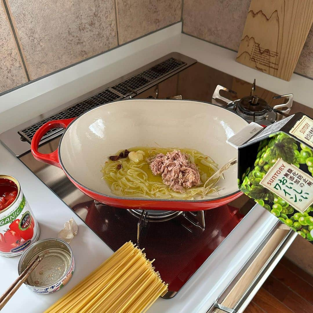 Tesshiさんのインスタグラム写真 - (TesshiInstagram)「お鍋ひとつでツナトマトスパゲッティ One pot spaghetti with tuna and tomato sauce #yummy #homemade #healthy #pasta #spaghetti #onepotmeal #parmigianoreggiano #おいしい #パスタ #スパゲッティ #トマト缶 #ツナ缶 #ワンパンレシピ #パルミジャーノレッジャーノ #マカロニメイト #フーディーテーブル #手作り  2人分→オリーブオイル大2、にんにく1かけ、赤唐辛子1本、玉ねぎ1/4個、ツナ缶油ごと1缶70g、ワインor酒大2〜、トマト缶1缶400g、水1缶分、麺200g、塩小1/2〜1、バターひとかけら、パルミジャーノ•レッジャーノ、黒胡椒など Serves 2… 2 tbsp olive oil, 1 clove garlic, 1 chili, 1/4 onion, 1 canned tuna with oil 70g, 2~ tbsp wine or sake, 1 canned tomatoes 400g, 1 can’s worth of water, 200g spaghetti, 1/2~1 tsp salt, butter, Parmigiano Reggiano and pepper…  @parmigianoreggiano.jp アンバサダー募集中ですよ！締切5/15(月)  緊急地震速報とても心配」5月5日 22時23分 - tmytsm