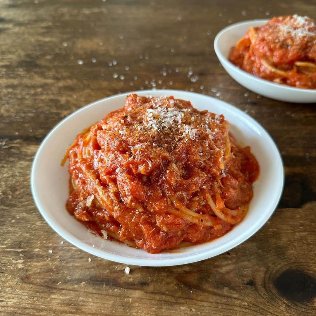 Tesshiさんのインスタグラム写真 - (TesshiInstagram)「お鍋ひとつでツナトマトスパゲッティ One pot spaghetti with tuna and tomato sauce #yummy #homemade #healthy #pasta #spaghetti #onepotmeal #parmigianoreggiano #おいしい #パスタ #スパゲッティ #トマト缶 #ツナ缶 #ワンパンレシピ #パルミジャーノレッジャーノ #マカロニメイト #フーディーテーブル #手作り  2人分→オリーブオイル大2、にんにく1かけ、赤唐辛子1本、玉ねぎ1/4個、ツナ缶油ごと1缶70g、ワインor酒大2〜、トマト缶1缶400g、水1缶分、麺200g、塩小1/2〜1、バターひとかけら、パルミジャーノ•レッジャーノ、黒胡椒など Serves 2… 2 tbsp olive oil, 1 clove garlic, 1 chili, 1/4 onion, 1 canned tuna with oil 70g, 2~ tbsp wine or sake, 1 canned tomatoes 400g, 1 can’s worth of water, 200g spaghetti, 1/2~1 tsp salt, butter, Parmigiano Reggiano and pepper…  @parmigianoreggiano.jp アンバサダー募集中ですよ！締切5/15(月)  緊急地震速報とても心配」5月5日 22時23分 - tmytsm