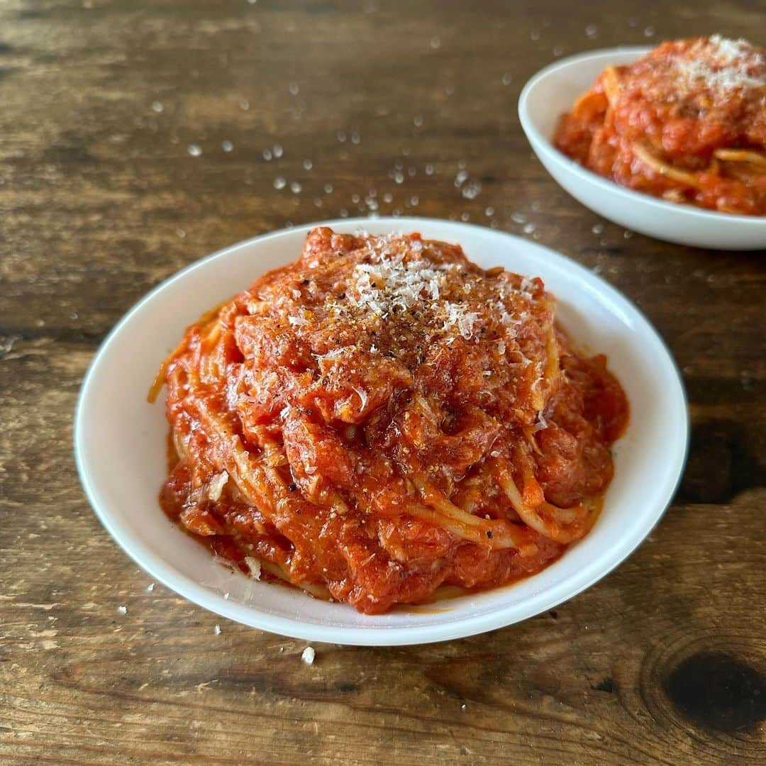 Tesshiさんのインスタグラム写真 - (TesshiInstagram)「お鍋ひとつでツナトマトスパゲッティ One pot spaghetti with tuna and tomato sauce #yummy #homemade #healthy #pasta #spaghetti #onepotmeal #parmigianoreggiano #おいしい #パスタ #スパゲッティ #トマト缶 #ツナ缶 #ワンパンレシピ #パルミジャーノレッジャーノ #マカロニメイト #フーディーテーブル #手作り  2人分→オリーブオイル大2、にんにく1かけ、赤唐辛子1本、玉ねぎ1/4個、ツナ缶油ごと1缶70g、ワインor酒大2〜、トマト缶1缶400g、水1缶分、麺200g、塩小1/2〜1、バターひとかけら、パルミジャーノ•レッジャーノ、黒胡椒など Serves 2… 2 tbsp olive oil, 1 clove garlic, 1 chili, 1/4 onion, 1 canned tuna with oil 70g, 2~ tbsp wine or sake, 1 canned tomatoes 400g, 1 can’s worth of water, 200g spaghetti, 1/2~1 tsp salt, butter, Parmigiano Reggiano and pepper…  @parmigianoreggiano.jp アンバサダー募集中ですよ！締切5/15(月)  緊急地震速報とても心配」5月5日 22時23分 - tmytsm