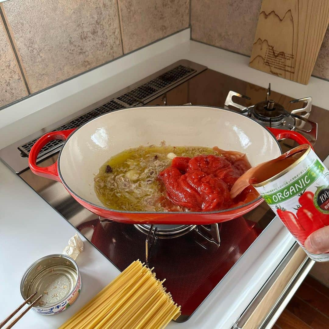 Tesshiさんのインスタグラム写真 - (TesshiInstagram)「お鍋ひとつでツナトマトスパゲッティ One pot spaghetti with tuna and tomato sauce #yummy #homemade #healthy #pasta #spaghetti #onepotmeal #parmigianoreggiano #おいしい #パスタ #スパゲッティ #トマト缶 #ツナ缶 #ワンパンレシピ #パルミジャーノレッジャーノ #マカロニメイト #フーディーテーブル #手作り  2人分→オリーブオイル大2、にんにく1かけ、赤唐辛子1本、玉ねぎ1/4個、ツナ缶油ごと1缶70g、ワインor酒大2〜、トマト缶1缶400g、水1缶分、麺200g、塩小1/2〜1、バターひとかけら、パルミジャーノ•レッジャーノ、黒胡椒など Serves 2… 2 tbsp olive oil, 1 clove garlic, 1 chili, 1/4 onion, 1 canned tuna with oil 70g, 2~ tbsp wine or sake, 1 canned tomatoes 400g, 1 can’s worth of water, 200g spaghetti, 1/2~1 tsp salt, butter, Parmigiano Reggiano and pepper…  @parmigianoreggiano.jp アンバサダー募集中ですよ！締切5/15(月)  緊急地震速報とても心配」5月5日 22時23分 - tmytsm