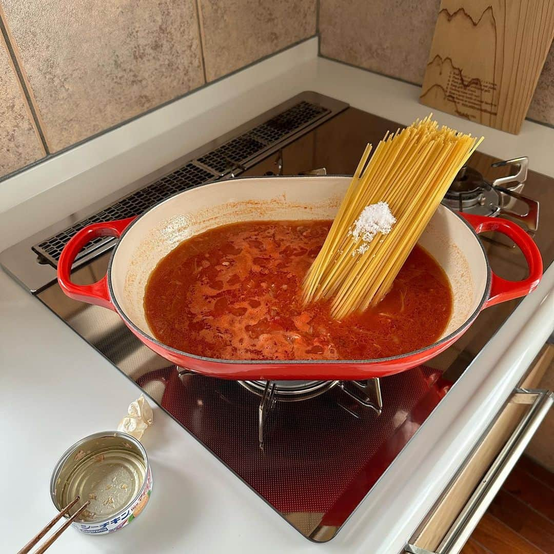 Tesshiさんのインスタグラム写真 - (TesshiInstagram)「お鍋ひとつでツナトマトスパゲッティ One pot spaghetti with tuna and tomato sauce #yummy #homemade #healthy #pasta #spaghetti #onepotmeal #parmigianoreggiano #おいしい #パスタ #スパゲッティ #トマト缶 #ツナ缶 #ワンパンレシピ #パルミジャーノレッジャーノ #マカロニメイト #フーディーテーブル #手作り  2人分→オリーブオイル大2、にんにく1かけ、赤唐辛子1本、玉ねぎ1/4個、ツナ缶油ごと1缶70g、ワインor酒大2〜、トマト缶1缶400g、水1缶分、麺200g、塩小1/2〜1、バターひとかけら、パルミジャーノ•レッジャーノ、黒胡椒など Serves 2… 2 tbsp olive oil, 1 clove garlic, 1 chili, 1/4 onion, 1 canned tuna with oil 70g, 2~ tbsp wine or sake, 1 canned tomatoes 400g, 1 can’s worth of water, 200g spaghetti, 1/2~1 tsp salt, butter, Parmigiano Reggiano and pepper…  @parmigianoreggiano.jp アンバサダー募集中ですよ！締切5/15(月)  緊急地震速報とても心配」5月5日 22時23分 - tmytsm