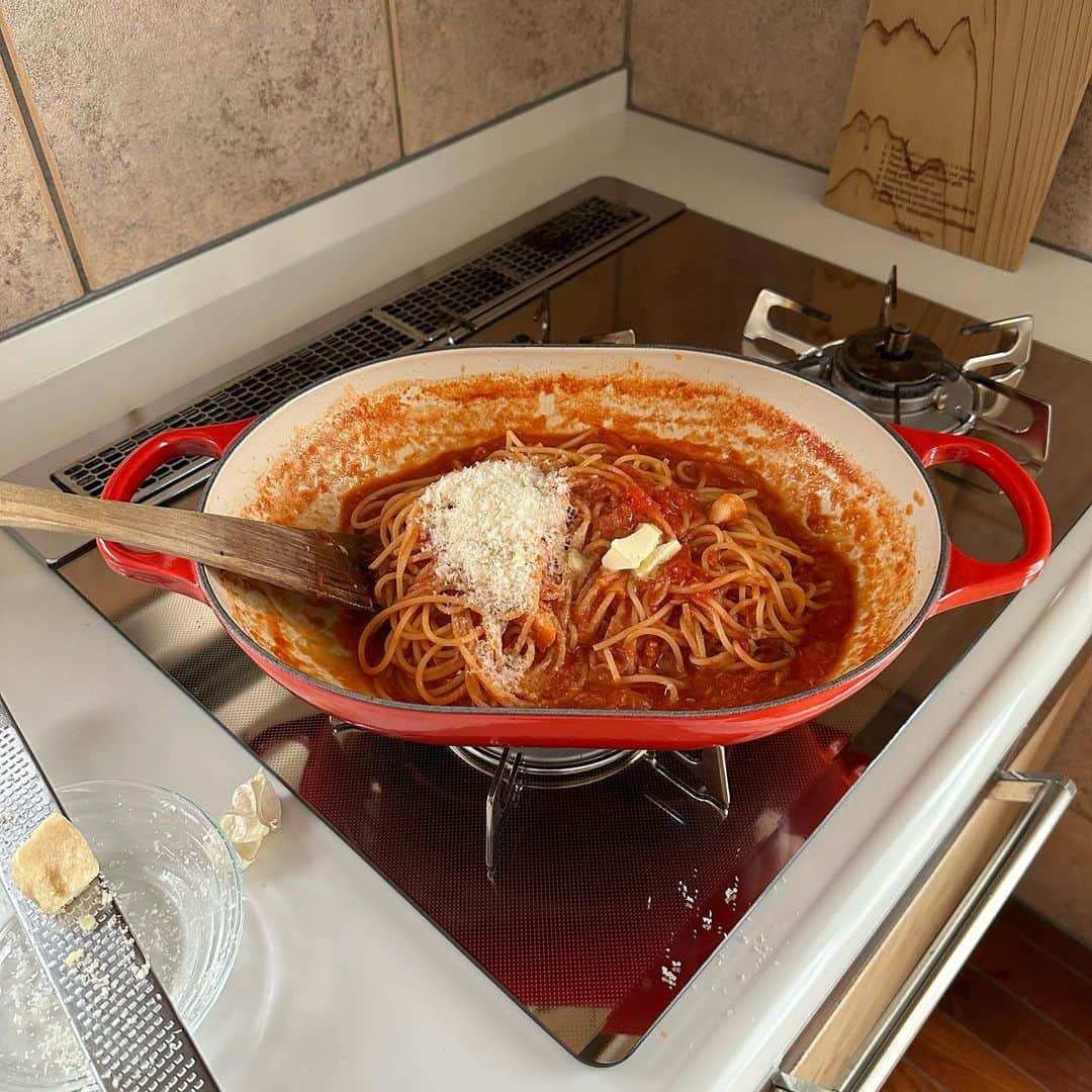 Tesshiさんのインスタグラム写真 - (TesshiInstagram)「お鍋ひとつでツナトマトスパゲッティ One pot spaghetti with tuna and tomato sauce #yummy #homemade #healthy #pasta #spaghetti #onepotmeal #parmigianoreggiano #おいしい #パスタ #スパゲッティ #トマト缶 #ツナ缶 #ワンパンレシピ #パルミジャーノレッジャーノ #マカロニメイト #フーディーテーブル #手作り  2人分→オリーブオイル大2、にんにく1かけ、赤唐辛子1本、玉ねぎ1/4個、ツナ缶油ごと1缶70g、ワインor酒大2〜、トマト缶1缶400g、水1缶分、麺200g、塩小1/2〜1、バターひとかけら、パルミジャーノ•レッジャーノ、黒胡椒など Serves 2… 2 tbsp olive oil, 1 clove garlic, 1 chili, 1/4 onion, 1 canned tuna with oil 70g, 2~ tbsp wine or sake, 1 canned tomatoes 400g, 1 can’s worth of water, 200g spaghetti, 1/2~1 tsp salt, butter, Parmigiano Reggiano and pepper…  @parmigianoreggiano.jp アンバサダー募集中ですよ！締切5/15(月)  緊急地震速報とても心配」5月5日 22時23分 - tmytsm