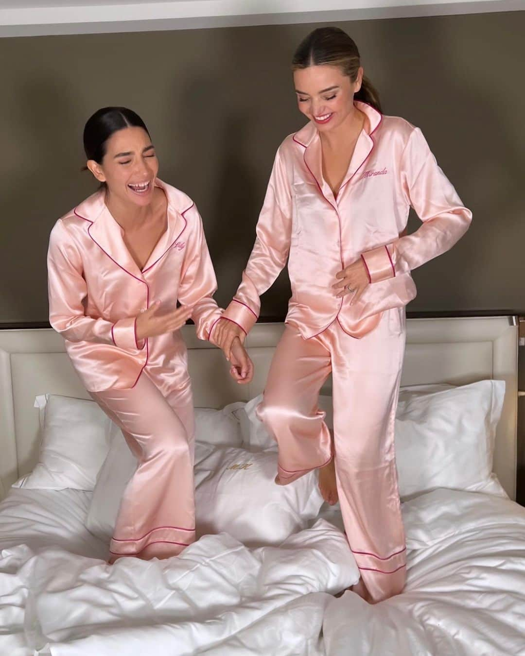 リリー・オルドリッジのインスタグラム：「PJs + Pizza = 💃🏽🪩🍕  Love you @mirandakerr 🥰」