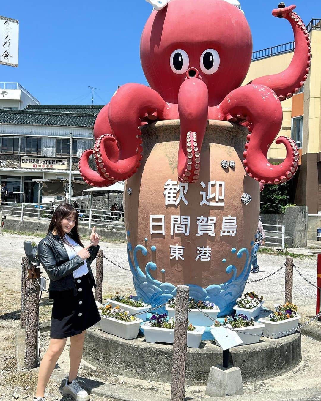 はるちゃんのインスタグラム：「島中にタコがいっぱいだった🐙 お昼は #たいかいろう でたこめし、たこ唐揚げ、たこぶつ🐙🏝️ 旦那はしらす丼とエビフライも🍤🤍  混んでたけど、名前書いてその間に写真とか撮りに行ったりできたし、ご飯も美味しかったー✨  #大海老 #日間賀島東港   #日間賀島 #日間賀島ハイジのブランコ #ハイジのブランコ #愛知観光 #愛知旅行 #名古屋 #名古屋旅行 #名古屋観光 #島 #インスタ映え #映えスポット #旅行 #旅行好きな人と繋がりたい   #インフルエンサー #撮影 #followme  #撮影モデル  #fyp  #TikTok  #l4l #f4f #グラビア」