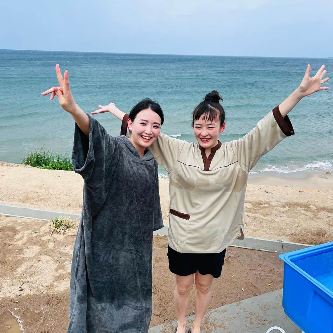 白石小百合さんのインスタグラム写真 - (白石小百合Instagram)「I am Sauna Innovator🧖‍♀️♨️🧖💫👽  イノベーションはカオスから生まれる。 って、誰かが言ってたね。🤔  #日経イノベーティブサウナ に今年も参加！これはサウナで整って日本を元気にする提言を発表するビジネスイベント。たぶん。 そもそも日経新聞とサウナの組み合わせがカオスです。笑  参加のきっかけは私がサウナ好きと複数人から名前を聞いたと… 不思議なご縁は、だいたいそんな”ウワサ”から始まる。 こういう楽しい噂、しかもほんとのことで、HAPPYな噂からのお誘いは、大歓迎。 #プランドハップンスタンス 予定調和じゃないけど面白そうという直感は大切にしている感覚。  というわけで、私、サウナ好きすぎて、サウナイノベーターになりました🔥小学生からサウナ通いのスーパー銭湯好きなわたくし。 えっと。イノベーターとは！？（笑）という疑問はさておき、  すべては偶然からのひょんなスタートのほうが面白いことが生まれたりするように思うから、人生は不思議で、時の流れに身を任せ〜♪最高サウナにはいってきました〜〜〜！  ふつうのビジネスイベントって、ずっと議論したりコラボの話したりプレゼンしたりしてるんだけど、このイベントはただただ整って初対面でも朗らかに話し合う良い雰囲気。サウナの幸福感はほんとうにすごいし、人間というのはそもそもこういう生き物なのではないかと、"生きる"を考えてしまうのだった。  令和に入ってから競争とか成功とかじゃないよね感が世間の空気に増してきたし、chatgptの台頭によりAIの凄さを目の当たりにしていよいよ人間の生きるに変化が起きるスピードが早まった  これから人間はどう生きるのか、 ピクニック族として 楽しみながら 自分の人生を考えるイベントとなりました。 （サウナ入っただけなのに壮大なまとめwととのいすぎw）  今年もこの #サウナハット でいろいろサウナに出没する予定♪ イベント会場のサウナ施設も日本海を眺めながらで、水分補給にイオンウォーター完備 @ionwaterid 、大きなサウナトレーラー2台 @thd_event とか、ネバちゃん達のウィスキング @nebanya とか、とにかく整いまくりで、最高のゴールデンウィークスタートでした〜！ご縁に感謝♪  #日経イノベーティブサウナ #日経サウナ  #サウナ好き #サウナイベント #サウナイノベーター #nikkeiinnovativesauna #nikkeisauna  ▷2023年からの時代を #ピクニック紀 と呼ぶことにしてみたんだと遠山正道さん @masatoyama から面白い視点をいただき、今年も一緒にいろいろとディスカッションして発表しました⭐︎近いうちに紙面にも掲載されるそうです^ ^」5月5日 22時16分 - sayurishirais