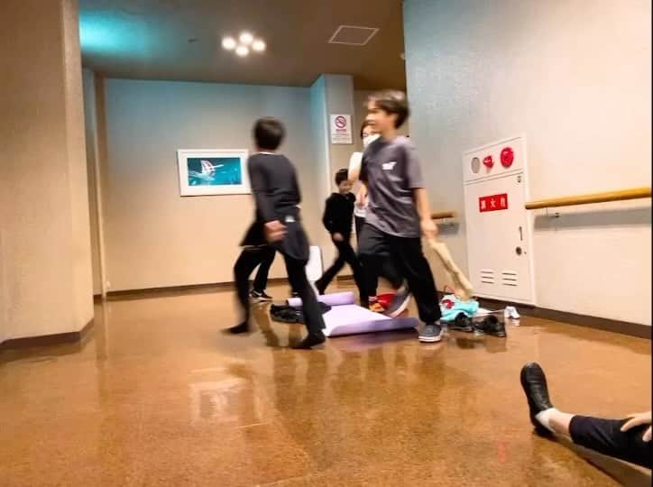 のインスタグラム：「今日も無事に一回終えることが出来ました。 来てくださってありがとう。そして温かい拍手をありがとうございました😊 あと三回大阪で頑張ります。レッドチームの子供達とは大阪でお別れです。寂しくなります。 全体発声が終わって、私のサウンドチェックの数分間、子供達との触れ合いの時間。自分達の歌ではないのにちゃんと覚えていて楽しそうに歌ってる。可愛いなあ。 いくちゃんが、動画撮ってた😊  10年後彼らはどうなっているのかなあ。  この時間を覚えてくれていたら嬉しいなあ。 #GYPSY #生田絵梨花　ちゃん #大竹しのぶ」