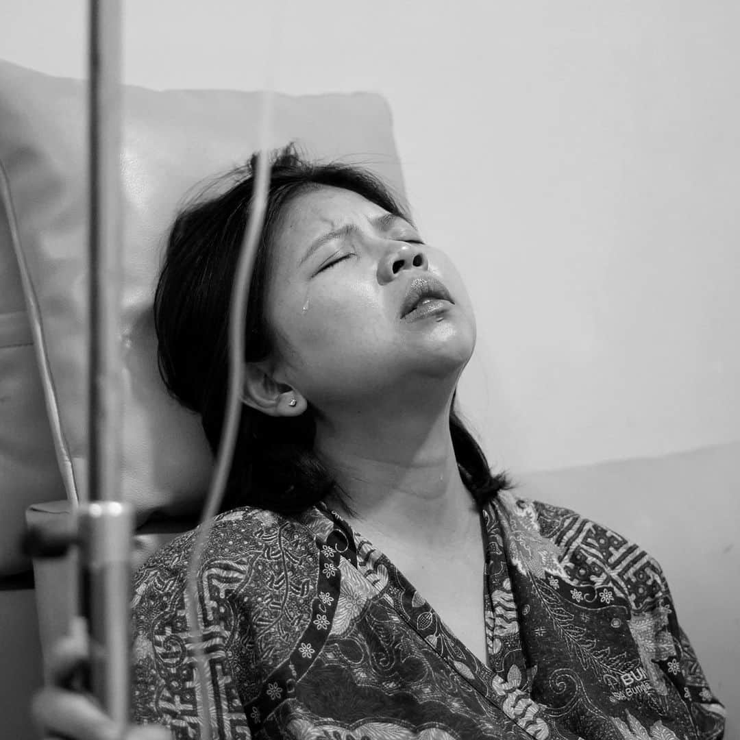 グレイシア・ポリーのインスタグラム：「Pernah menjalani profesi sebagai seorang atlet yang sering menahan rasa sakit, apalagi sakit saat cedera bukan berarti punya tubuh kuat melawan persalinan.   Awalnya saya memutuskan untuk persalinan secara normal.  Akhirnya bukaan 1 saya alami sejak 11 April lalu di usia kandungan 37 minggu 2 hari. Berbagai cara sudah saya lakukan supaya menambah bukaan tetapi tidak pernah kunjung datang hingga 16 hari kemudian. Pada tanggal 27 April saya dan Felix memutuskan untuk labor induksi atas saran dari dokter. Total 6 kali induksi saya jalani selama 3 hari, 50 jam saya merasakan sakit kontraksi yang begitu hebatnya tapi bukaan hanya mencapai 3 menuju 4, jauh dari perkiraan rencana kami untuk melahirkan secara normal. 🥲  Satu hal yang membuat saya terus semangat, yaitu kondisi baby yang masih baik-baik saja dan sangat aktif di dalam perut. Sehingga saya juga tidak boleh menyerah. Padahal rasa sakitnya sudah tidak tertahankan, memang antara hidup dan mati. Bersyukur, @felixdjimin terus mendampingi dan selalu menyemangati saya.  Akhirnya kami memutuskan untuk menjalani C-Section setelah melalui berbagai pertimbangan dan saran dokter, terutama berkaitan dengan keselamatan saya dan baby. Puji Tuhan baby Jessia lahir sehat sempurna tepat di usia kandungan 40 minggu dan saat ini saya sedang ditahap recovery pasca persalinan C-section yang dimana saya setiap hari masih merasakan sakit juga. 🥲😇   Terimakasih atas semua dukungan dan doa untuk keluarga kecil kami ini.   With love,  Felix, Greysia & Jessia. ♥️」