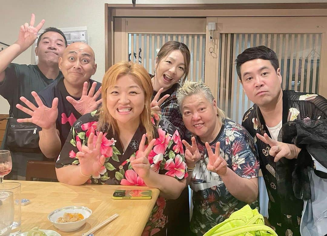 井上貴子さんのインスタグラム写真 - (井上貴子Instagram)「きのう  田口氏のお店 めしくい亭でたくさん食べて  京子選手のお店 あかゆでたくさん話して  めっちゃ仲良し  タカトシのタカちゃんと 錦鯉の長谷川くんと 天気予報士の天達さん似の 番組制作の方と 井上京子、井上貴子のW井上  また逢おう‼️と約束をして 本日はそれぞれの仕事場へ  Happyで^ ^  プロフィール画面に記載のURLより 通販サイト「神取屋」に飛べます^ ^  #井上貴子  #LLPWX #大谷くんがんばれ #女子プロレス #タカトシタカちゃん #錦鯉長谷川くん #井上京子 #めしくい亭 #あかゆ #デビュー35周年 #べにおとひおんのインスタ見てね #https://www.youtube.com/c/takacoinoue  #cacatocacat #LLPWX通販サイト神取屋 #感謝 #STOPCOVID19」5月5日 22時18分 - takaco_inoue