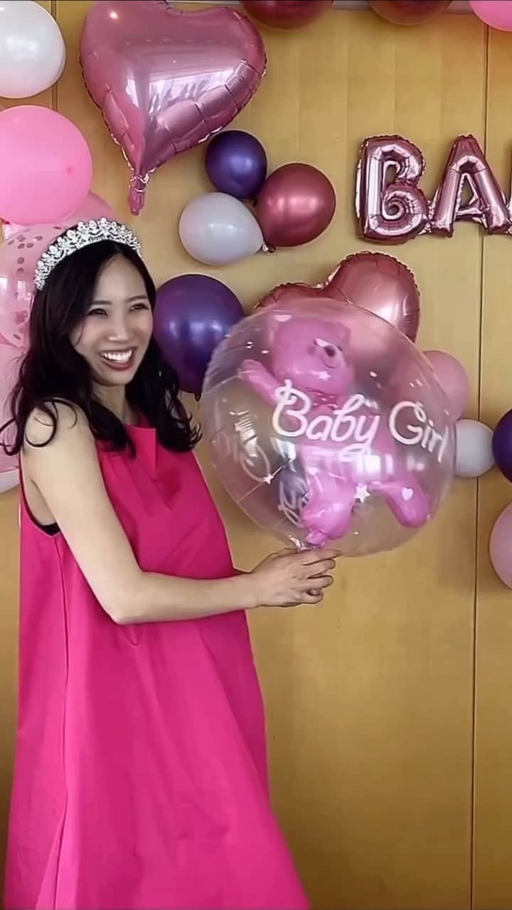 SAEKAのインスタグラム：「baby shower👶💓💓💓💓  ベビーシャワーとは 出産を控えた妊婦さんのために 開催するパーティーのことで 「これから生まれてくる赤ちゃんやママに向けて シャワーのようにたくさんの愛情を降り注いでお祝いする」という意味があるそうです🎈  大好きなみんなに会えて めちゃくちゃめちゃくちゃ嬉しかったぁ💕 人生で大切な節目の結婚式やベビーシャワー 共に生きて幸せな時間を過ごしてくれる 友人に本当に感謝🥹💓💓💓  生まれてくる前から👶も私も ほんっとうに幸せもの💕 みんなで待ってますよ〜👶  当日の様子はYouTubeにも思い出作りに♡ 🔍Happy dentist Saeka  #happygirl #happybaby #ベビーシャワー #女の子ママ #妊娠9ヶ月 #妊娠後期 #安定期 #安産願 #babyshower #ホテル女子会 #大阪ベビーシャワー #ぷんにー #妊婦コーデ #なんだかんだもうすぐ」