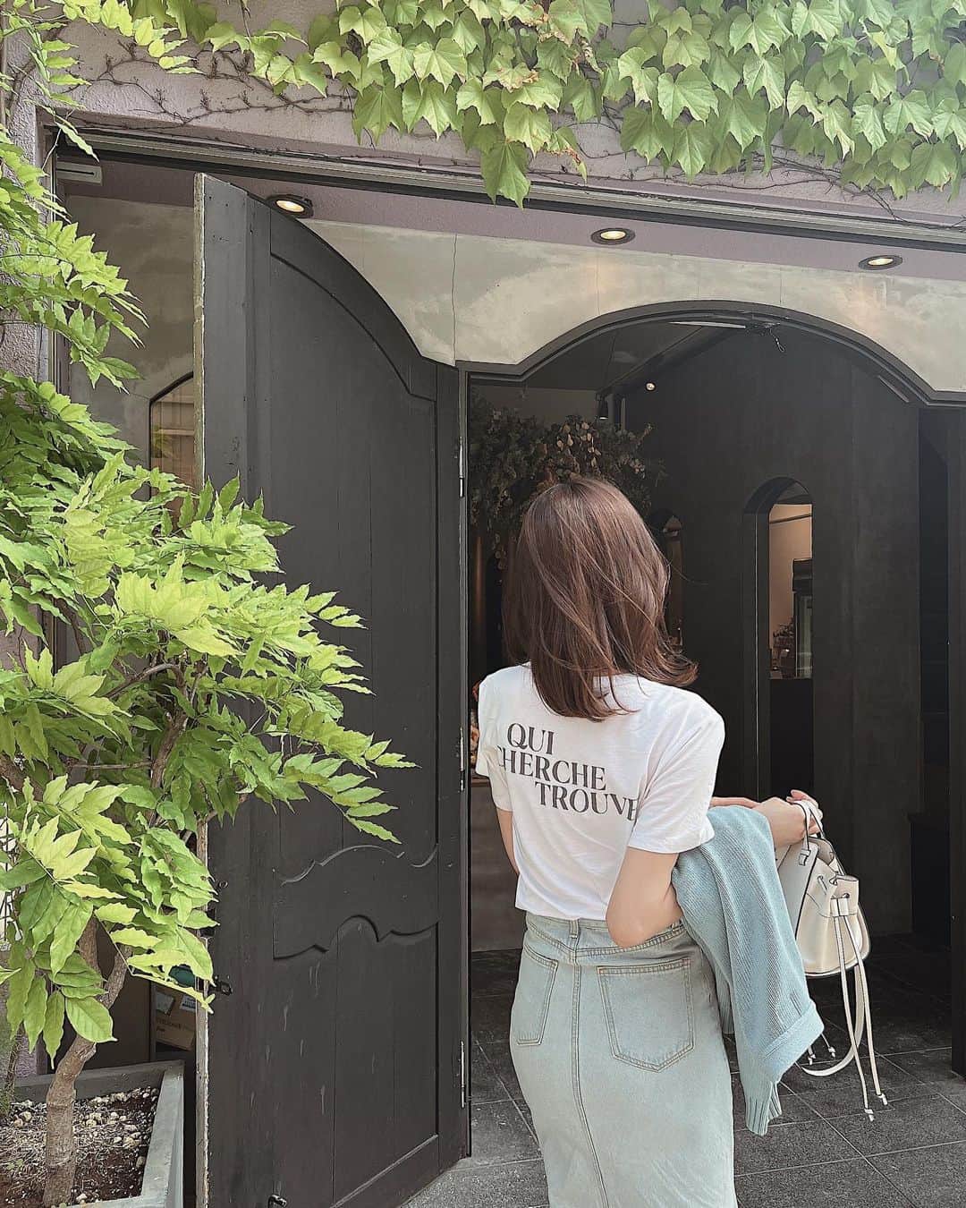 渡邉みさきのインスタグラム：「. 🌿🌿🌿  届くの楽しみにしてた @birthdaybashshop の デニムスカート💙  #大阪ランチ#本町ランチ #靱公園#コーデ #birthdaybash  #BB #デニムスカート#コーデ」